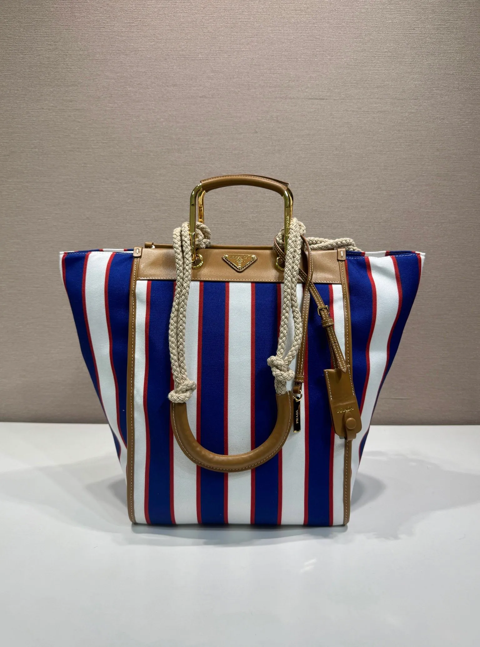 💰1520🎉New Tote Bag🎉🎉1BG561🎉🎉 Decorated with a striped pattern, this canvas tote bag combines retro summer vibes with exquisite handcrafted details. Leather details accentuate the sophisticated and versatile overall design, complete with an enameled triangle metal logo. Metal and rope double handles, detachable leather mirror, large capacity, very attractive upper body effect, hurry up and get it, unisex model🎉🎉 Length 26x Height 35x Bottom 17cm🎉🎉🎉💰💰💰