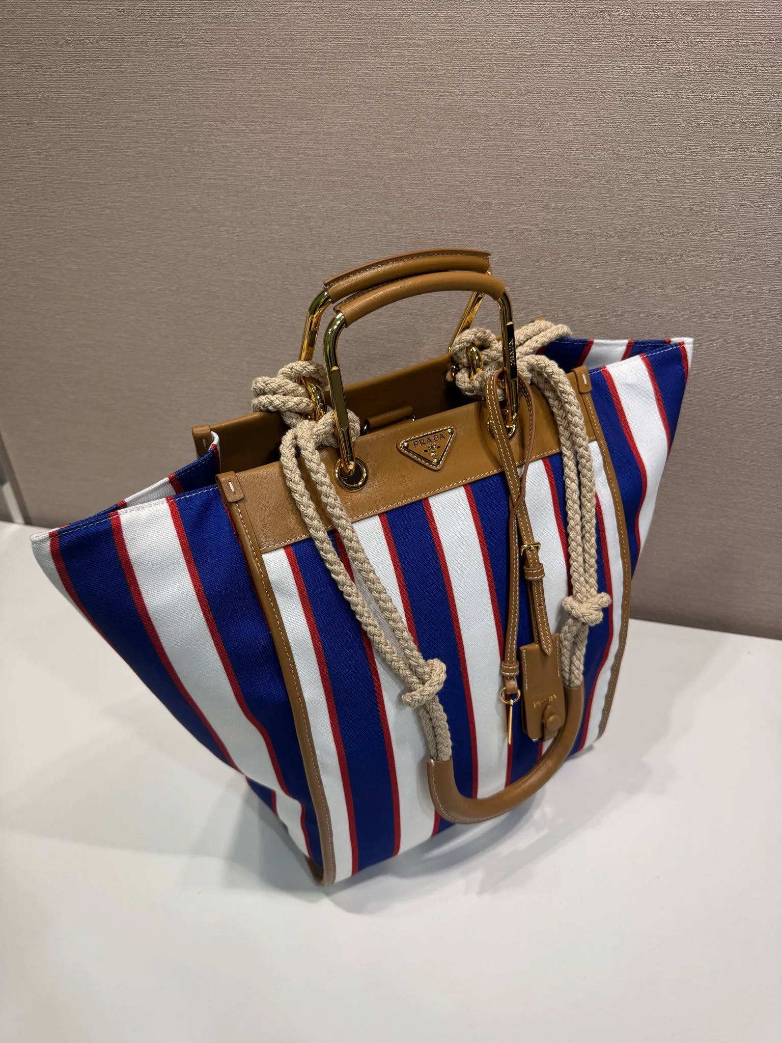 💰1520🎉New Tote Bag🎉🎉1BG561🎉🎉 Decorated with a striped pattern, this canvas tote bag combines retro summer vibes with exquisite handcrafted details. Leather details accentuate the sophisticated and versatile overall design, complete with an enameled triangle metal logo. Metal and rope double handles, detachable leather mirror, large capacity, very attractive upper body effect, hurry up and get it, unisex model🎉🎉 Length 26x Height 35x Bottom 17cm🎉🎉🎉💰💰💰