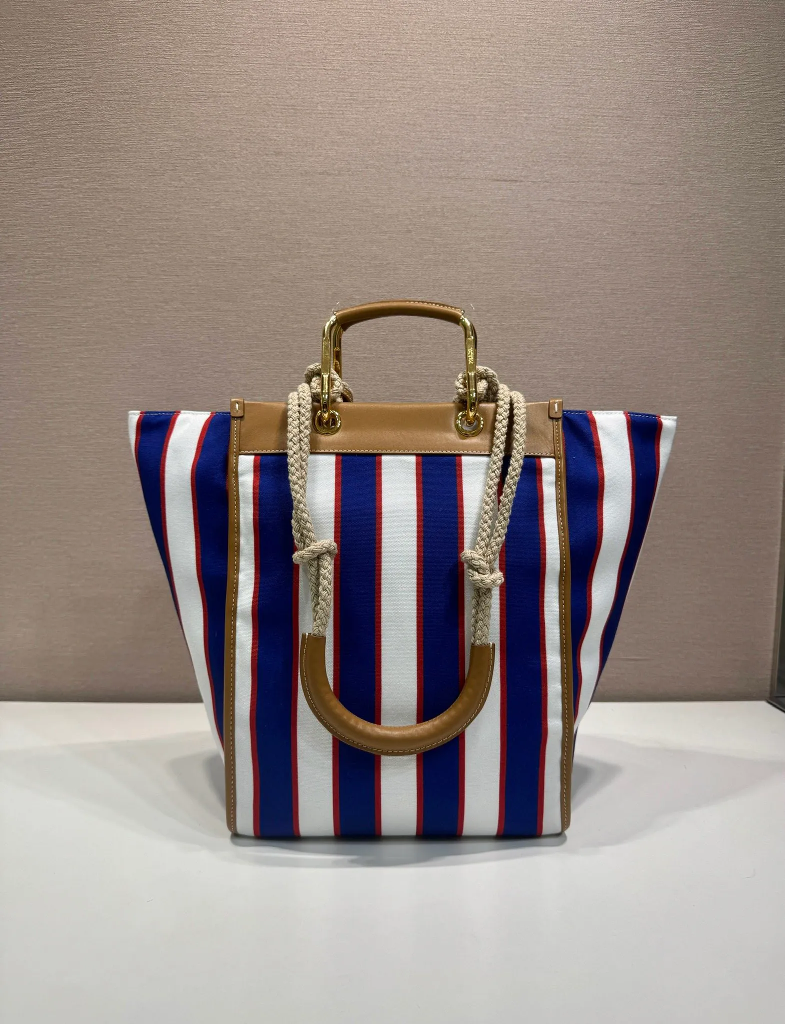 💰1520🎉New Tote Bag🎉🎉1BG561🎉🎉 Decorated with a striped pattern, this canvas tote bag combines retro summer vibes with exquisite handcrafted details. Leather details accentuate the sophisticated and versatile overall design, complete with an enameled triangle metal logo. Metal and rope double handles, detachable leather mirror, large capacity, very attractive upper body effect, hurry up and get it, unisex model🎉🎉 Length 26x Height 35x Bottom 17cm🎉🎉🎉💰💰💰