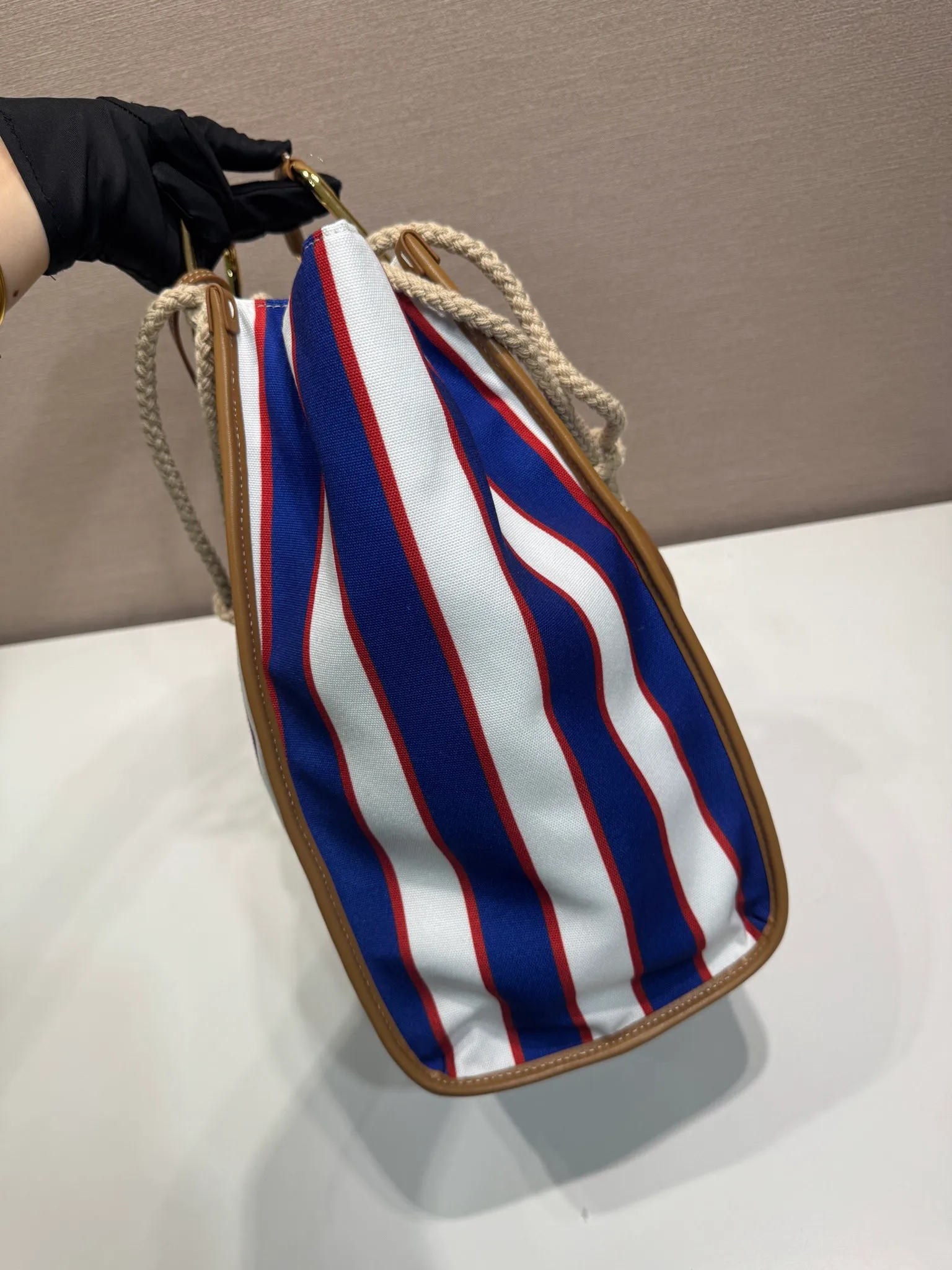 💰1520🎉New Tote Bag🎉🎉1BG561🎉🎉 Decorated with a striped pattern, this canvas tote bag combines retro summer vibes with exquisite handcrafted details. Leather details accentuate the sophisticated and versatile overall design, complete with an enameled triangle metal logo. Metal and rope double handles, detachable leather mirror, large capacity, very attractive upper body effect, hurry up and get it, unisex model🎉🎉 Length 26x Height 35x Bottom 17cm🎉🎉🎉💰💰💰
