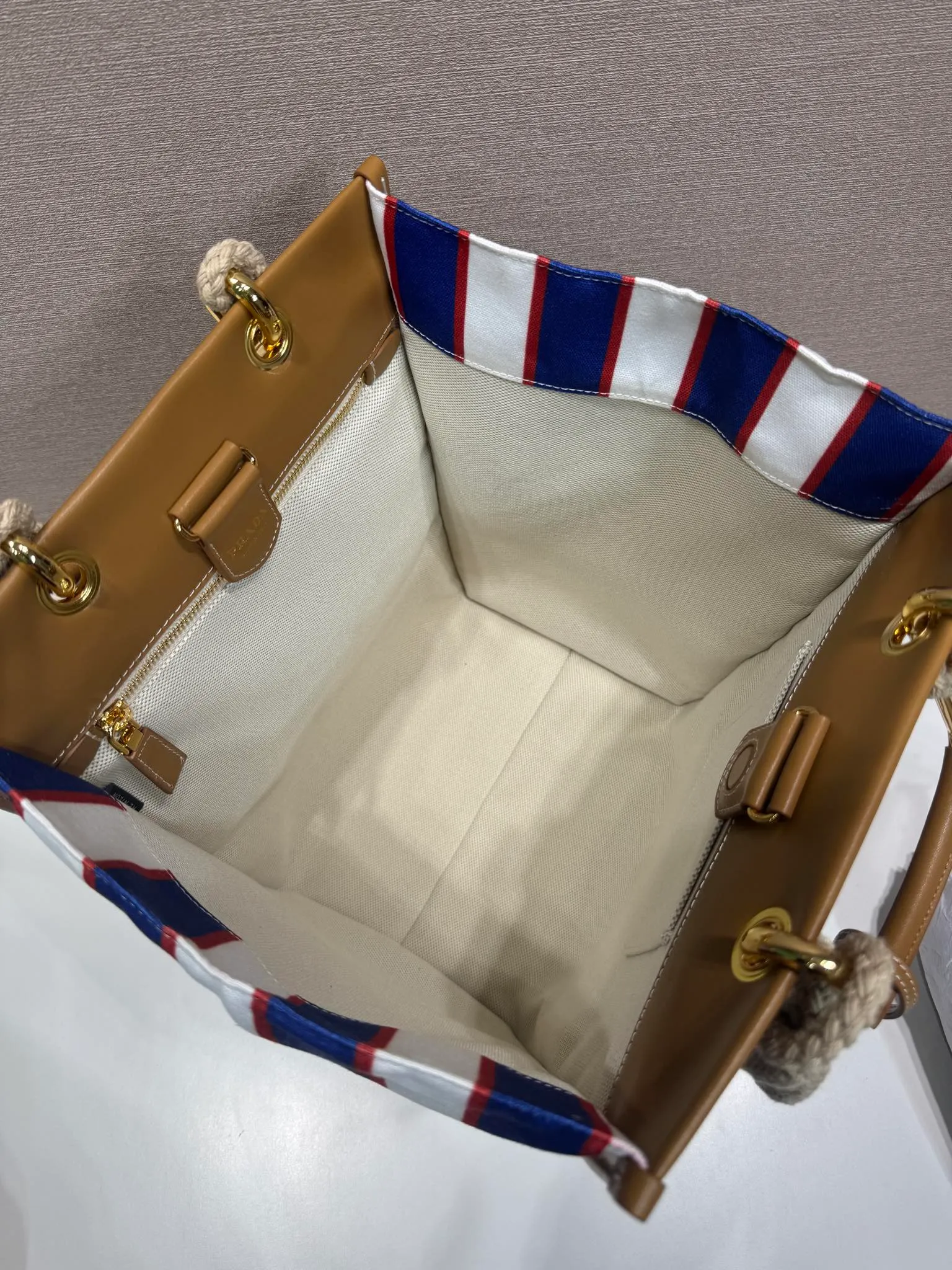 💰1520🎉New Tote Bag🎉🎉1BG561🎉🎉 Decorated with a striped pattern, this canvas tote bag combines retro summer vibes with exquisite handcrafted details. Leather details accentuate the sophisticated and versatile overall design, complete with an enameled triangle metal logo. Metal and rope double handles, detachable leather mirror, large capacity, very attractive upper body effect, hurry up and get it, unisex model🎉🎉 Length 26x Height 35x Bottom 17cm🎉🎉🎉💰💰💰