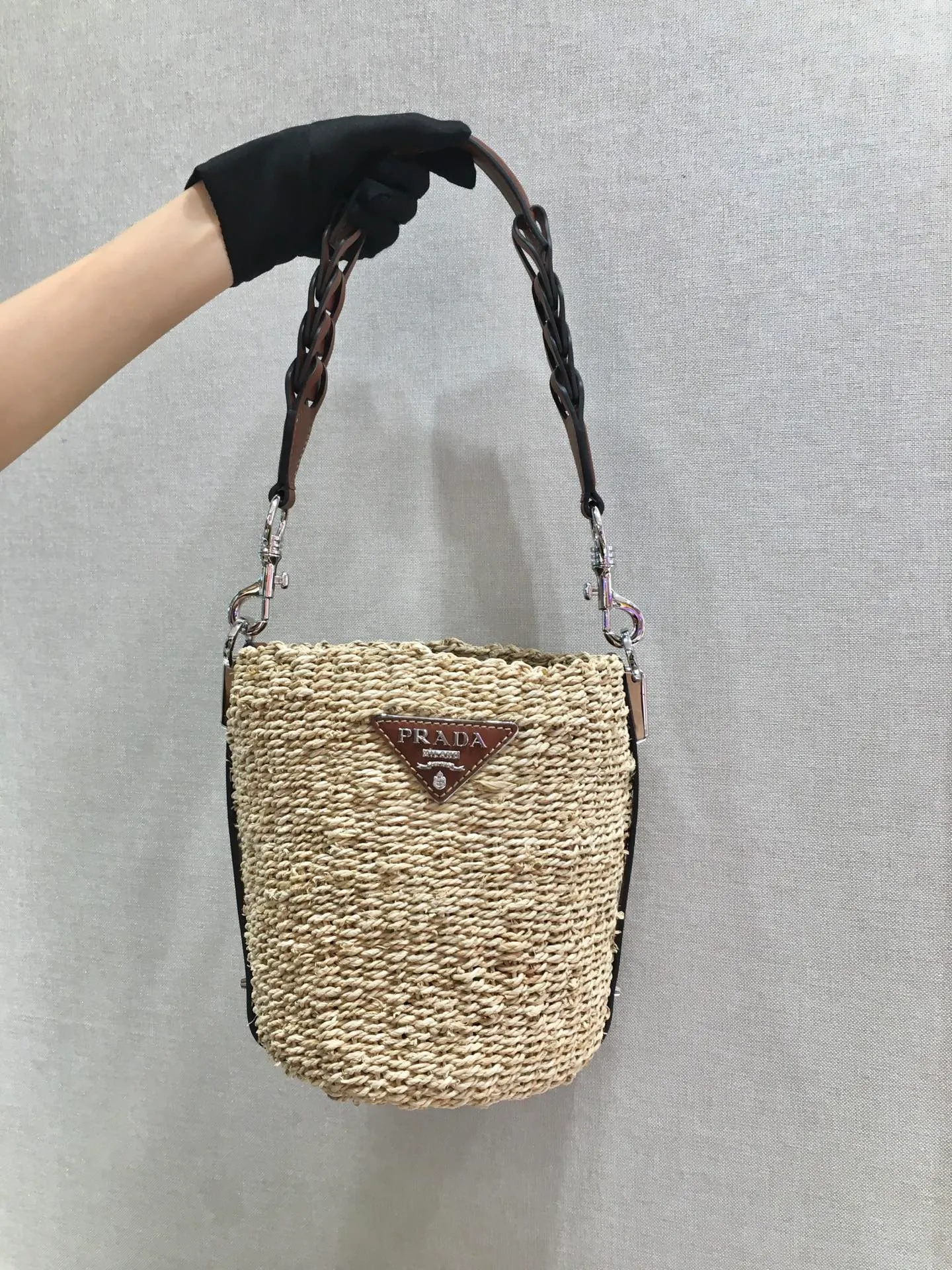 💰1640🎉Limited edition bucket straw bag🎉Made of high-end, fashionable and exquisite handmade bamboo weaving and imported cowhide leather👏👏Full of artistic flavor~Classic and retro, with cowhide inner bag inside, it has a fashionable and modern noble charm😘😘It can be paired with private clothes every day. Natural style design It seems like it can breathe🙊🙊Lightweight/large space👍👍, the appearance is cute😘😘This straw knitted style will never go out of style, babies, hurry up and get it, it’s so beautiful🙊🙊 1BC128 length 25x height 23x base 17cm👏👏👏💰💰💰