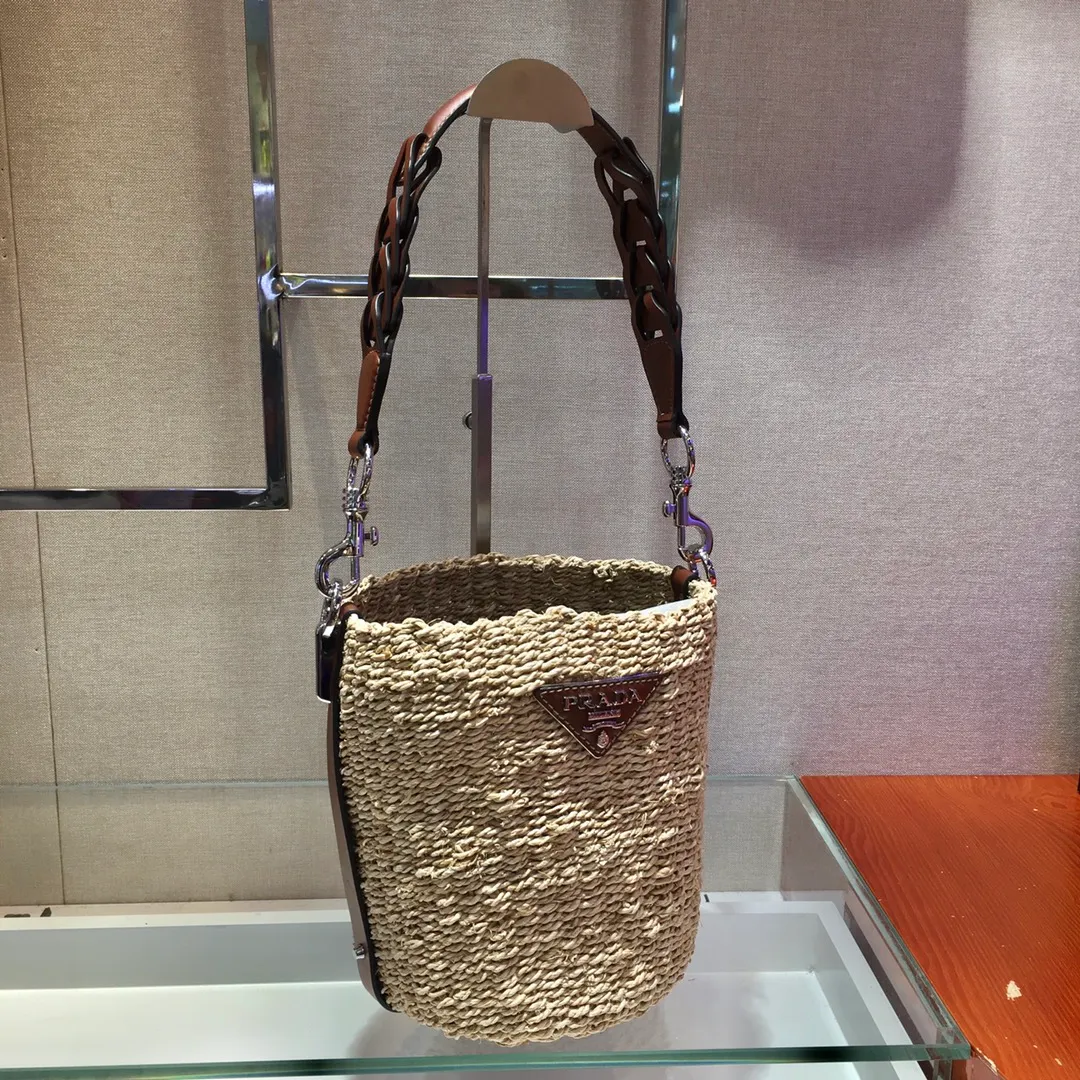 💰1640🎉Limited edition bucket straw bag🎉Made of high-end, fashionable and exquisite handmade bamboo weaving and imported cowhide leather👏👏Full of artistic flavor~Classic and retro, with cowhide inner bag inside, it has a fashionable and modern noble charm😘😘It can be paired with private clothes every day. Natural style design It seems like it can breathe🙊🙊Lightweight/large space👍👍, the appearance is cute😘😘This straw knitted style will never go out of style, babies, hurry up and get it, it’s so beautiful🙊🙊 1BC128 length 25x height 23x base 17cm👏👏👏💰💰💰