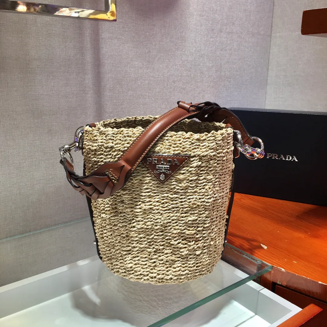 💰1640🎉Limited edition bucket straw bag🎉Made of high-end, fashionable and exquisite handmade bamboo weaving and imported cowhide leather👏👏Full of artistic flavor~Classic and retro, with cowhide inner bag inside, it has a fashionable and modern noble charm😘😘It can be paired with private clothes every day. Natural style design It seems like it can breathe🙊🙊Lightweight/large space👍👍, the appearance is cute😘😘This straw knitted style will never go out of style, babies, hurry up and get it, it’s so beautiful🙊🙊 1BC128 length 25x height 23x base 17cm👏👏👏💰💰💰
