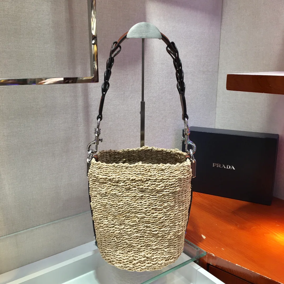 💰1640🎉Limited edition bucket straw bag🎉Made of high-end, fashionable and exquisite handmade bamboo weaving and imported cowhide leather👏👏Full of artistic flavor~Classic and retro, with cowhide inner bag inside, it has a fashionable and modern noble charm😘😘It can be paired with private clothes every day. Natural style design It seems like it can breathe🙊🙊Lightweight/large space👍👍, the appearance is cute😘😘This straw knitted style will never go out of style, babies, hurry up and get it, it’s so beautiful🙊🙊 1BC128 length 25x height 23x base 17cm👏👏👏💰💰💰