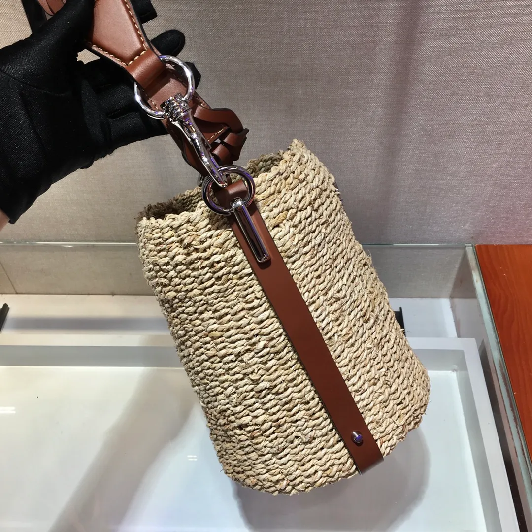 💰1640🎉Limited edition bucket straw bag🎉Made of high-end, fashionable and exquisite handmade bamboo weaving and imported cowhide leather👏👏Full of artistic flavor~Classic and retro, with cowhide inner bag inside, it has a fashionable and modern noble charm😘😘It can be paired with private clothes every day. Natural style design It seems like it can breathe🙊🙊Lightweight/large space👍👍, the appearance is cute😘😘This straw knitted style will never go out of style, babies, hurry up and get it, it’s so beautiful🙊🙊 1BC128 length 25x height 23x base 17cm👏👏👏💰💰💰