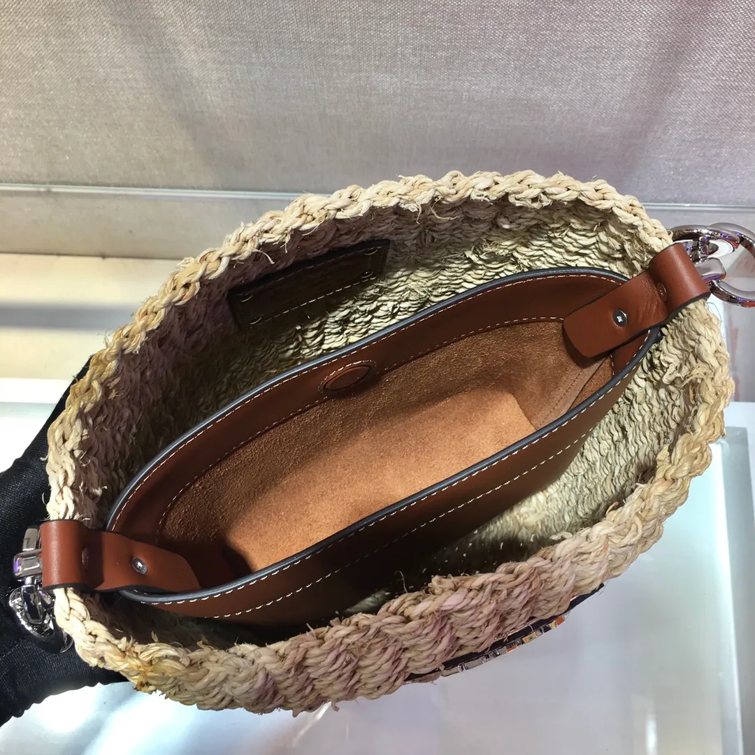 💰1640🎉Limited edition bucket straw bag🎉Made of high-end, fashionable and exquisite handmade bamboo weaving and imported cowhide leather👏👏Full of artistic flavor~Classic and retro, with cowhide inner bag inside, it has a fashionable and modern noble charm😘😘It can be paired with private clothes every day. Natural style design It seems like it can breathe🙊🙊Lightweight/large space👍👍, the appearance is cute😘😘This straw knitted style will never go out of style, babies, hurry up and get it, it’s so beautiful🙊🙊 1BC128 length 25x height 23x base 17cm👏👏👏💰💰💰