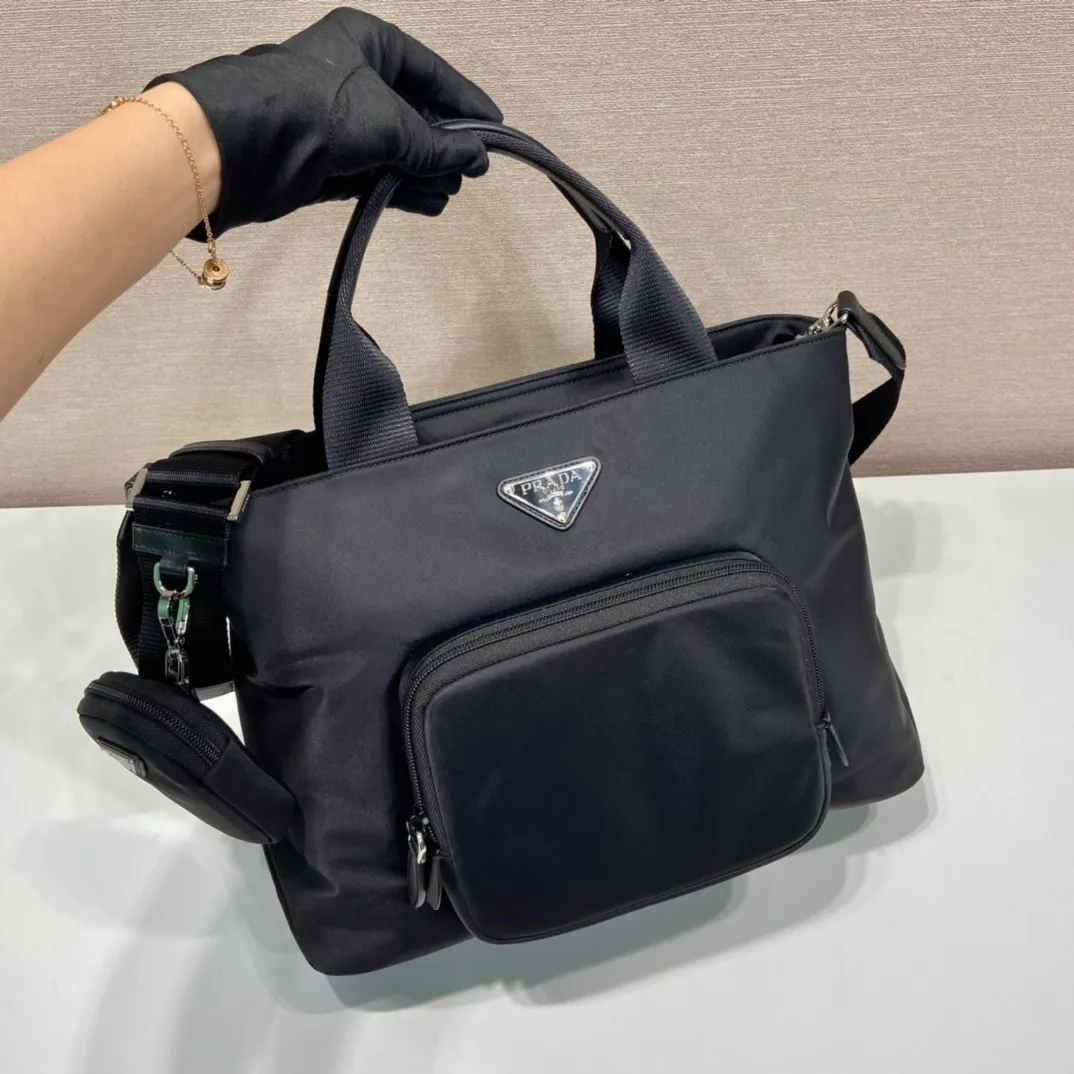 💰1120🎉New three-in-one🎉1BG354 Tote bag🎉🎉 This tote bag is made of imported nylon fabric, with a large front and mouth-fitting design. It is equipped with a detachable and adjustable long shoulder strap, which is your favorite small bag on the shoulder strap. So perfect 😍. It has many compartments, is lightweight and practical. If you like babies, hurry up and get it🎉🎉 Length 34x height 24x base 13cm🎉🎉🎉👏👏👏