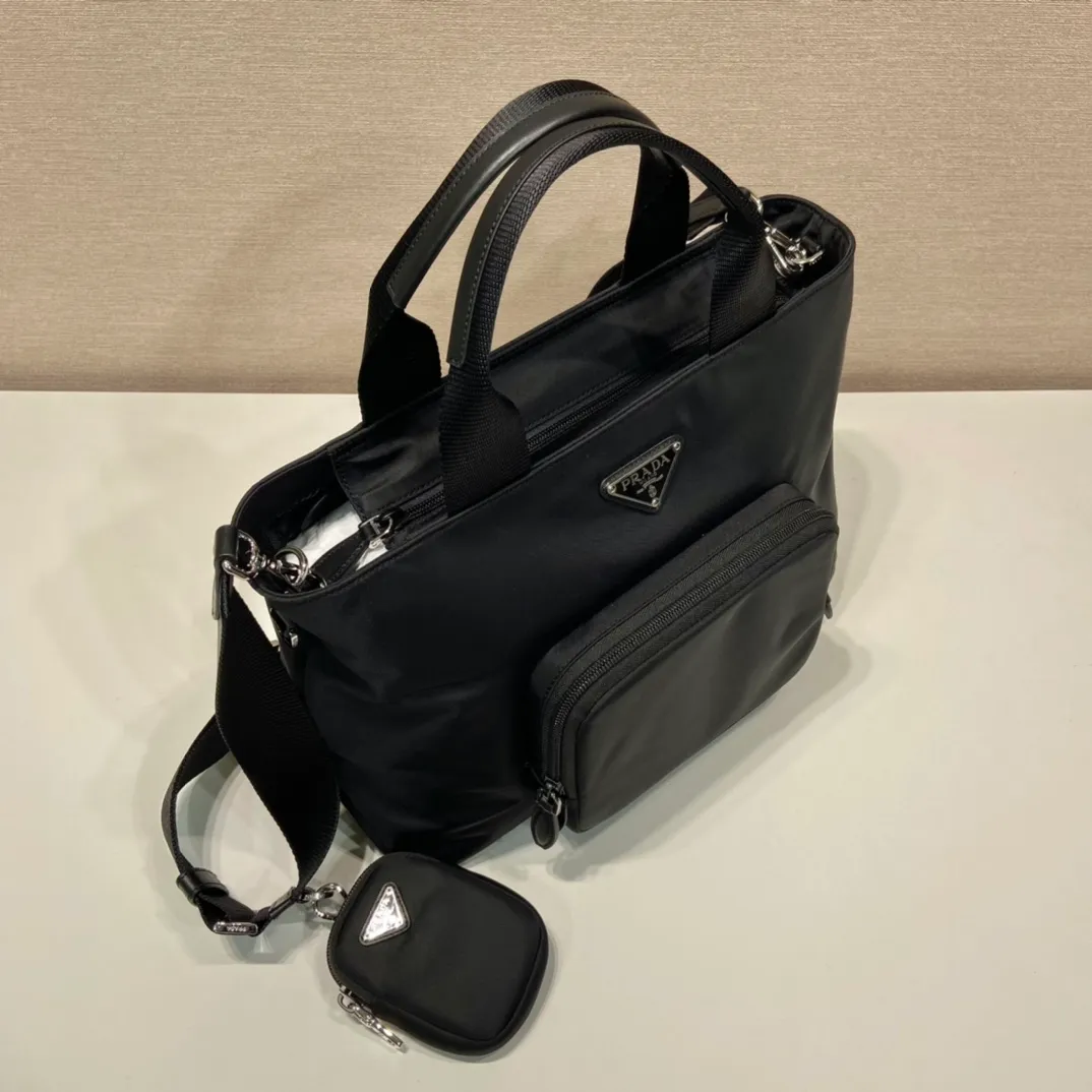 💰1120🎉New three-in-one🎉1BG354 Tote bag🎉🎉 This tote bag is made of imported nylon fabric, with a large front and mouth-fitting design. It is equipped with a detachable and adjustable long shoulder strap, which is your favorite small bag on the shoulder strap. So perfect 😍. It has many compartments, is lightweight and practical. If you like babies, hurry up and get it🎉🎉 Length 34x height 24x base 13cm🎉🎉🎉👏👏👏