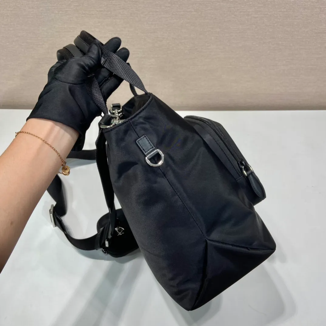 💰1120🎉New three-in-one🎉1BG354 Tote bag🎉🎉 This tote bag is made of imported nylon fabric, with a large front and mouth-fitting design. It is equipped with a detachable and adjustable long shoulder strap, which is your favorite small bag on the shoulder strap. So perfect 😍. It has many compartments, is lightweight and practical. If you like babies, hurry up and get it🎉🎉 Length 34x height 24x base 13cm🎉🎉🎉👏👏👏