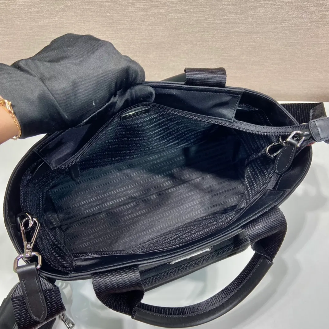 💰1120🎉New three-in-one🎉1BG354 Tote bag🎉🎉 This tote bag is made of imported nylon fabric, with a large front and mouth-fitting design. It is equipped with a detachable and adjustable long shoulder strap, which is your favorite small bag on the shoulder strap. So perfect 😍. It has many compartments, is lightweight and practical. If you like babies, hurry up and get it🎉🎉 Length 34x height 24x base 13cm🎉🎉🎉👏👏👏