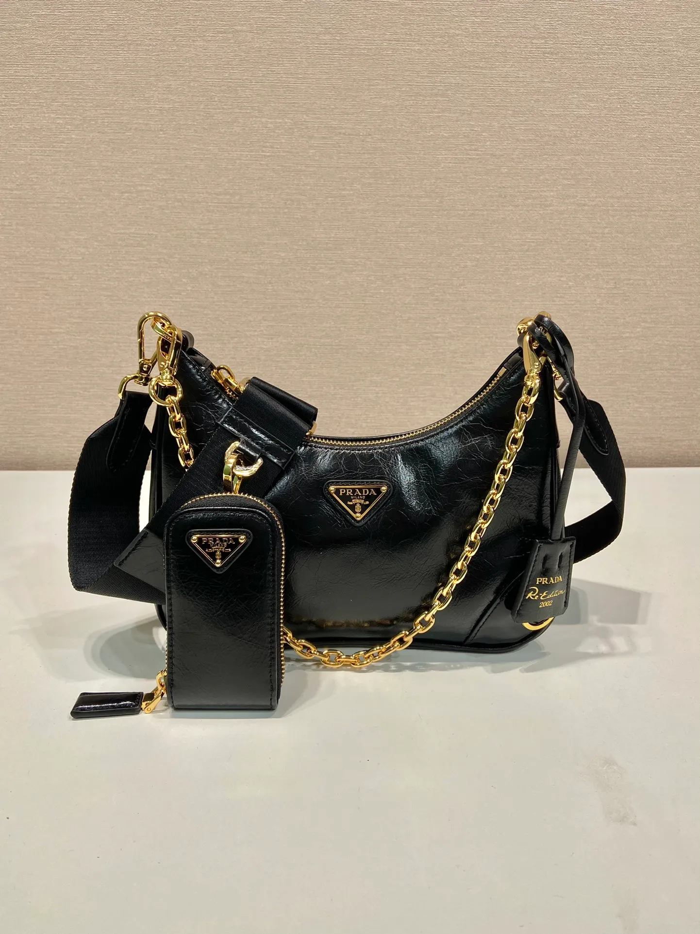 💰1500🎉Oil wax three-in-one🎉1BC204 oil wax three-in-one🎉🎉 This three-in-one function is very strong, three uses in one package, equipped with an adjustable nylon shoulder strap/detachable small bag, so perfect🎉🎉 Made of imported oil-waxed cowhide, it looks fashionable and elegant. Iron/webbing can be switched at any time😘😘The upper body effect is beautiful, convenient and practical🎉🎉Hurry up and get it👏👏Length 23xHeight 17xBottom 6.5cm
