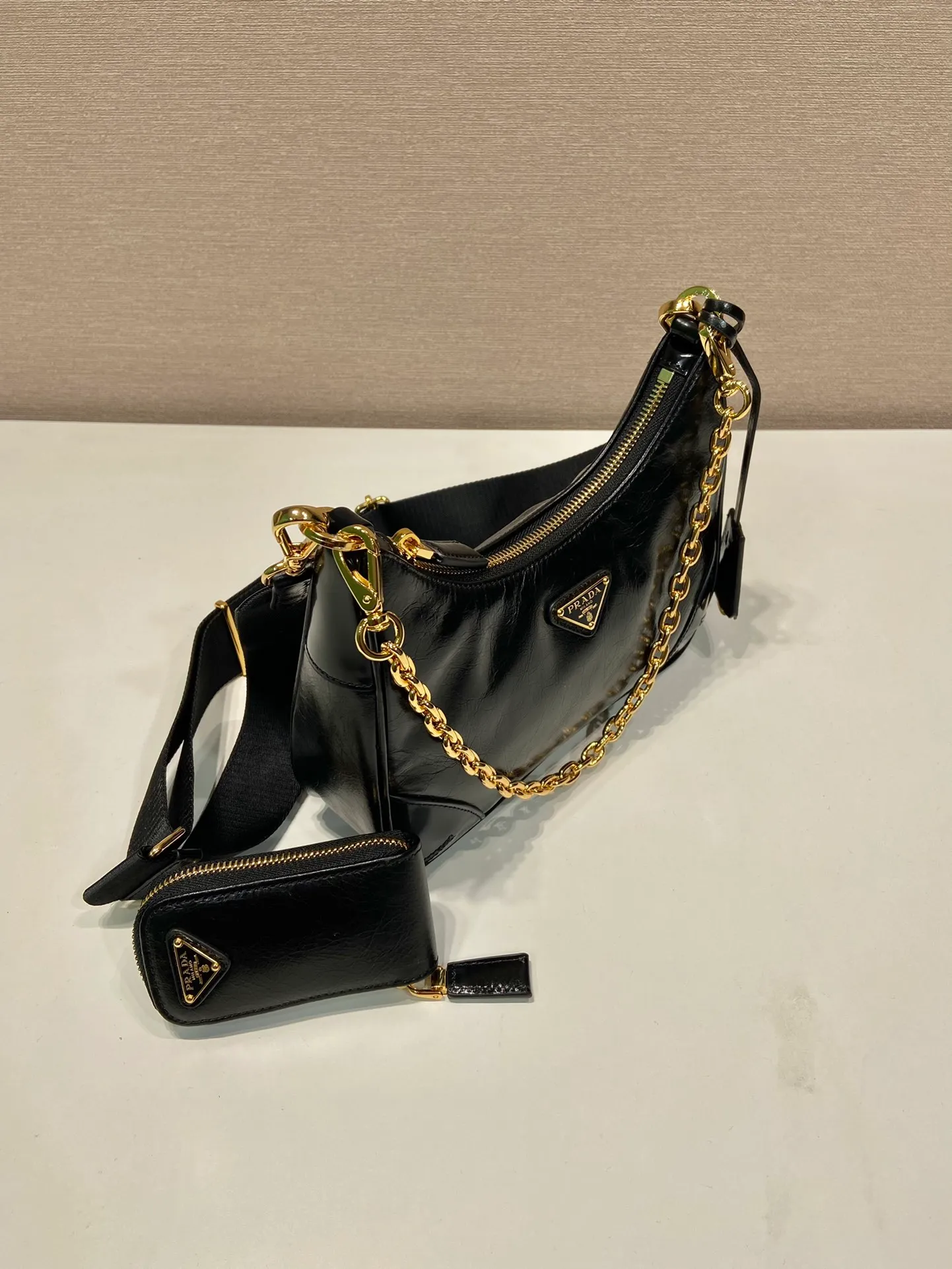 💰1500🎉Oil wax three-in-one🎉1BC204 oil wax three-in-one🎉🎉 This three-in-one function is very strong, three uses in one package, equipped with an adjustable nylon shoulder strap/detachable small bag, so perfect🎉🎉 Made of imported oil-waxed cowhide, it looks fashionable and elegant. Iron/webbing can be switched at any time😘😘The upper body effect is beautiful, convenient and practical🎉🎉Hurry up and get it👏👏Length 23xHeight 17xBottom 6.5cm
