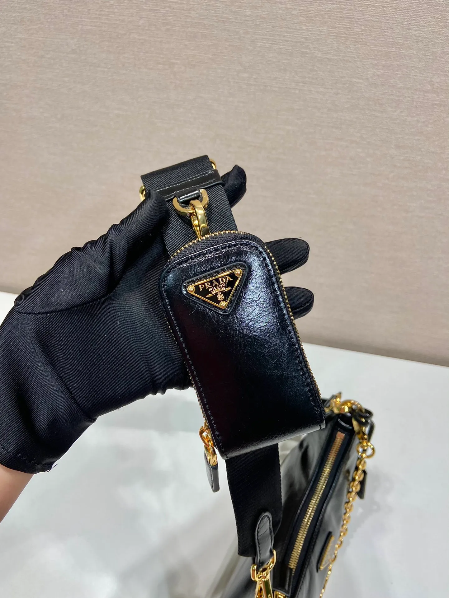 💰1500🎉Oil wax three-in-one🎉1BC204 oil wax three-in-one🎉🎉 This three-in-one function is very strong, three uses in one package, equipped with an adjustable nylon shoulder strap/detachable small bag, so perfect🎉🎉 Made of imported oil-waxed cowhide, it looks fashionable and elegant. Iron/webbing can be switched at any time😘😘The upper body effect is beautiful, convenient and practical🎉🎉Hurry up and get it👏👏Length 23xHeight 17xBottom 6.5cm