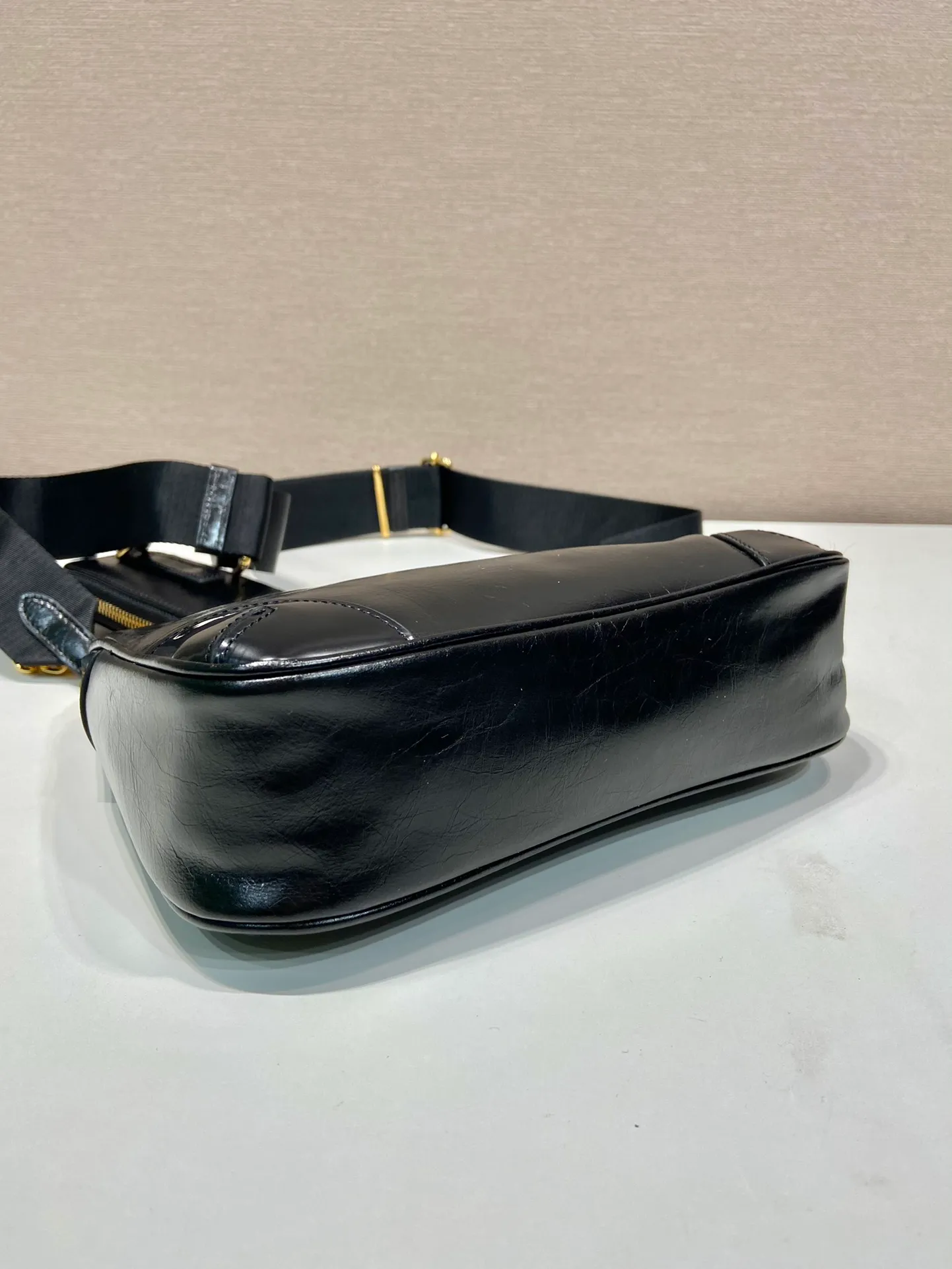 💰1500🎉Oil wax three-in-one🎉1BC204 oil wax three-in-one🎉🎉 This three-in-one function is very strong, three uses in one package, equipped with an adjustable nylon shoulder strap/detachable small bag, so perfect🎉🎉 Made of imported oil-waxed cowhide, it looks fashionable and elegant. Iron/webbing can be switched at any time😘😘The upper body effect is beautiful, convenient and practical🎉🎉Hurry up and get it👏👏Length 23xHeight 17xBottom 6.5cm