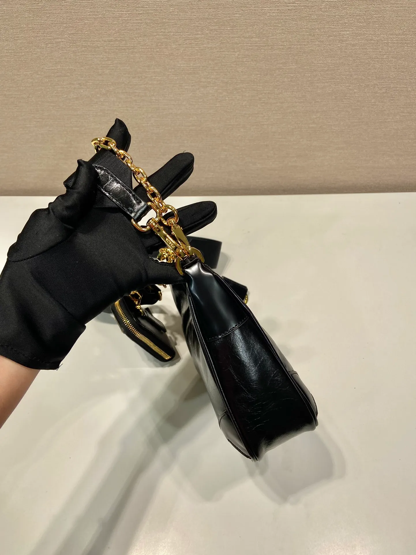 💰1500🎉Oil wax three-in-one🎉1BC204 oil wax three-in-one🎉🎉 This three-in-one function is very strong, three uses in one package, equipped with an adjustable nylon shoulder strap/detachable small bag, so perfect🎉🎉 Made of imported oil-waxed cowhide, it looks fashionable and elegant. Iron/webbing can be switched at any time😘😘The upper body effect is beautiful, convenient and practical🎉🎉Hurry up and get it👏👏Length 23xHeight 17xBottom 6.5cm