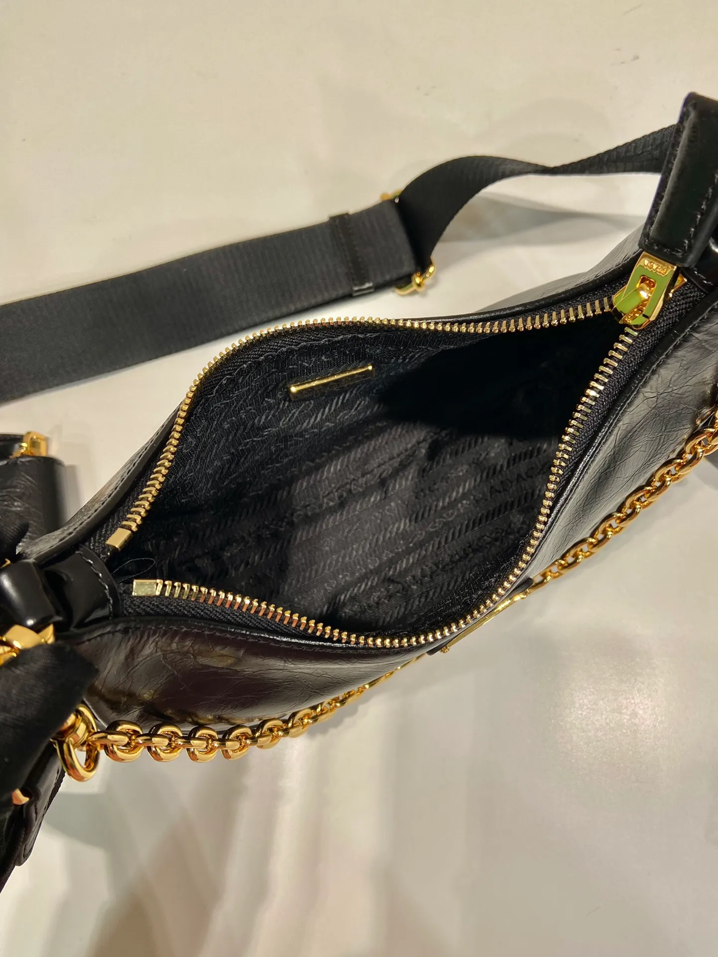 💰1500🎉Oil wax three-in-one🎉1BC204 oil wax three-in-one🎉🎉 This three-in-one function is very strong, three uses in one package, equipped with an adjustable nylon shoulder strap/detachable small bag, so perfect🎉🎉 Made of imported oil-waxed cowhide, it looks fashionable and elegant. Iron/webbing can be switched at any time😘😘The upper body effect is beautiful, convenient and practical🎉🎉Hurry up and get it👏👏Length 23xHeight 17xBottom 6.5cm