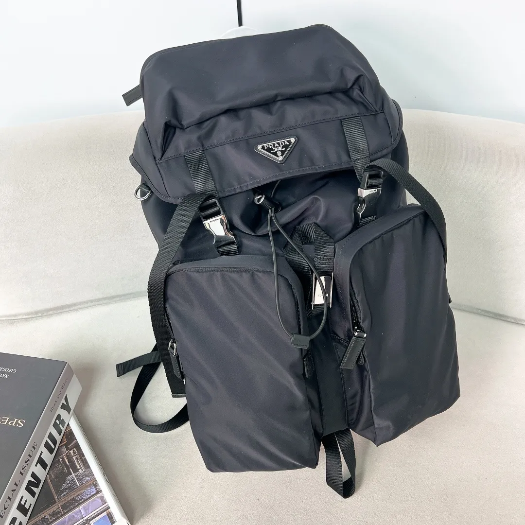 💰1860✨New product launch✨2023 autumn and winter new men's travel backpack 2VZ019 The classic parachute material backpack is new. Made of imported nylon fabric. The latest design is quite technological. The main compartment of the backpack is equipped with a flap and buckle. Internal zipper pockets and patch pockets. Two external zipper pockets and two drawstring water bottle pockets. The padded mesh back is breathable and more comfortable. Leather handles➕Adjustable woven nylon straps, spacious, highly functional, and super cool on the upper body! The perfect details are comparable to brick cabinets🌟Awesome!  Size: 53.5cm high, 16.5cm long, 32cm wide