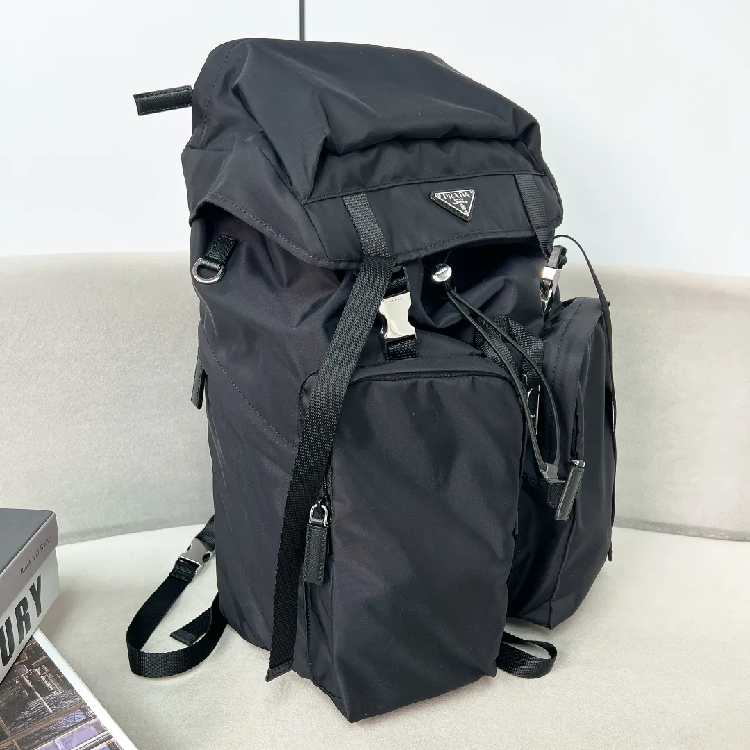 💰1860✨New product launch✨2023 autumn and winter new men's travel backpack 2VZ019 The classic parachute material backpack is new. Made of imported nylon fabric. The latest design is quite technological. The main compartment of the backpack is equipped with a flap and buckle. Internal zipper pockets and patch pockets. Two external zipper pockets and two drawstring water bottle pockets. The padded mesh back is breathable and more comfortable. Leather handles➕Adjustable woven nylon straps, spacious, highly functional, and super cool on the upper body! The perfect details are comparable to brick cabinets🌟Awesome!  Size: 53.5cm high, 16.5cm long, 32cm wide