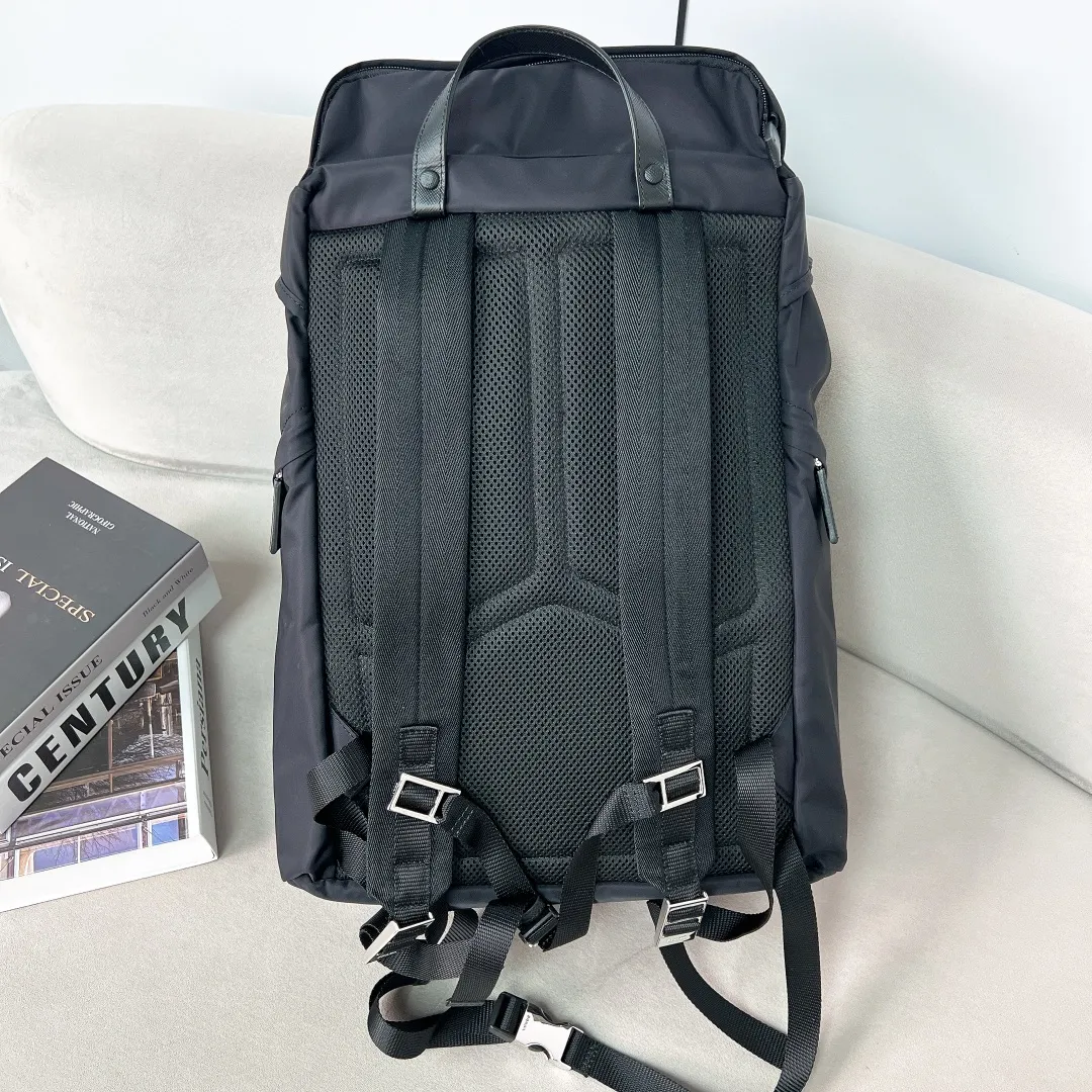 💰1860✨New product launch✨2023 autumn and winter new men's travel backpack 2VZ019 The classic parachute material backpack is new. Made of imported nylon fabric. The latest design is quite technological. The main compartment of the backpack is equipped with a flap and buckle. Internal zipper pockets and patch pockets. Two external zipper pockets and two drawstring water bottle pockets. The padded mesh back is breathable and more comfortable. Leather handles➕Adjustable woven nylon straps, spacious, highly functional, and super cool on the upper body! The perfect details are comparable to brick cabinets🌟Awesome!  Size: 53.5cm high, 16.5cm long, 32cm wide