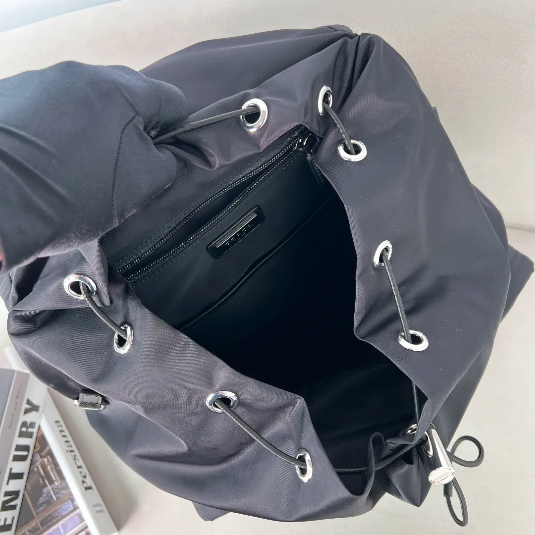 💰1860✨New product launch✨2023 autumn and winter new men's travel backpack 2VZ019 The classic parachute material backpack is new. Made of imported nylon fabric. The latest design is quite technological. The main compartment of the backpack is equipped with a flap and buckle. Internal zipper pockets and patch pockets. Two external zipper pockets and two drawstring water bottle pockets. The padded mesh back is breathable and more comfortable. Leather handles➕Adjustable woven nylon straps, spacious, highly functional, and super cool on the upper body! The perfect details are comparable to brick cabinets🌟Awesome!  Size: 53.5cm high, 16.5cm long, 32cm wide