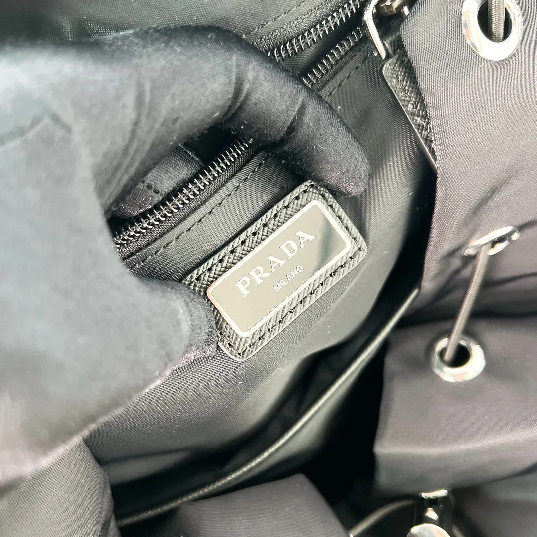 💰1860✨New product launch✨2023 autumn and winter new men's travel backpack 2VZ019 The classic parachute material backpack is new. Made of imported nylon fabric. The latest design is quite technological. The main compartment of the backpack is equipped with a flap and buckle. Internal zipper pockets and patch pockets. Two external zipper pockets and two drawstring water bottle pockets. The padded mesh back is breathable and more comfortable. Leather handles➕Adjustable woven nylon straps, spacious, highly functional, and super cool on the upper body! The perfect details are comparable to brick cabinets🌟Awesome!  Size: 53.5cm high, 16.5cm long, 32cm wide