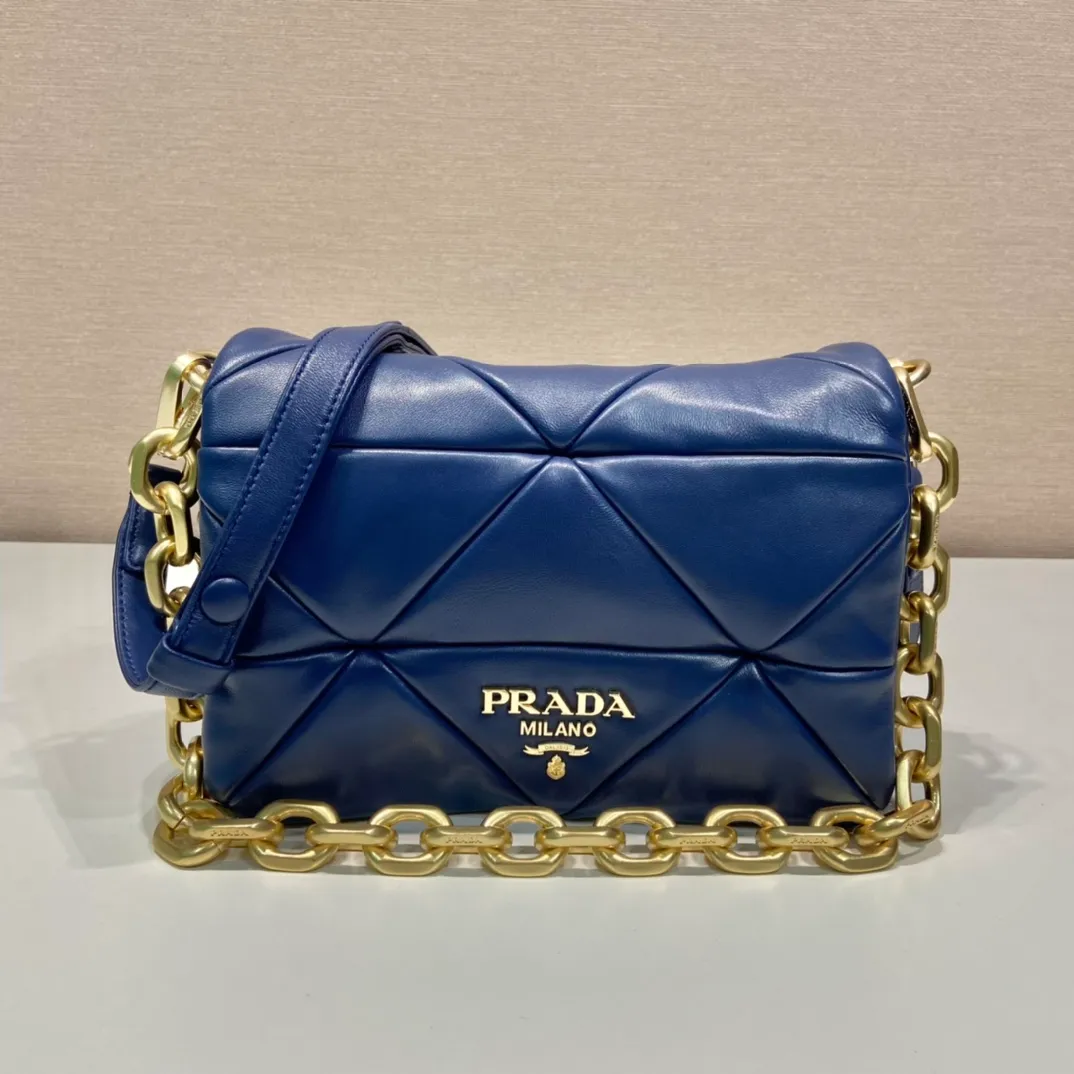 💰1800🎉New style🎉1BD328🎉🎉New color🎉🎉 This System soft lambskin shoulder bag is decorated with a triangular pattern created with gorgeous stitching, highlighting the brand's craftsmanship. The flip cover design, chain handle evokes the association of jewelry/and is detachable. The metal lettering logo on the front is outlined with the iconic triangular stitching, and the brand style is immediately visible. Can be carried by hand/shoulder strap/cross-body, highly functional👍 If you like babies, hurry up and get it🎉🎉 Length 24x Height 15x Bottom 7.5cm🎉🎉🎉👏👏👏