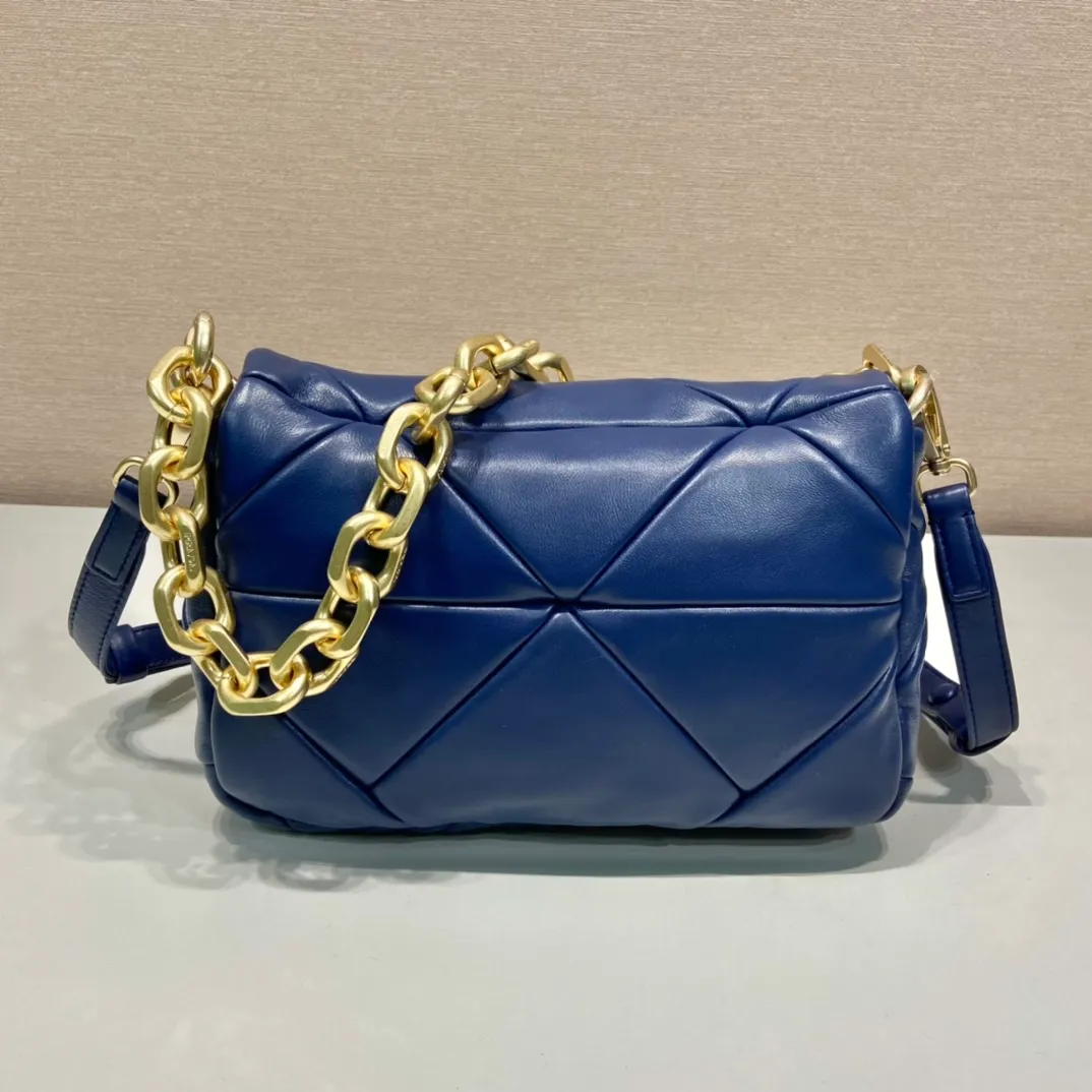 💰1800🎉New style🎉1BD328🎉🎉New color🎉🎉 This System soft lambskin shoulder bag is decorated with a triangular pattern created with gorgeous stitching, highlighting the brand's craftsmanship. The flip cover design, chain handle evokes the association of jewelry/and is detachable. The metal lettering logo on the front is outlined with the iconic triangular stitching, and the brand style is immediately visible. Can be carried by hand/shoulder strap/cross-body, highly functional👍 If you like babies, hurry up and get it🎉🎉 Length 24x Height 15x Bottom 7.5cm🎉🎉🎉👏👏👏