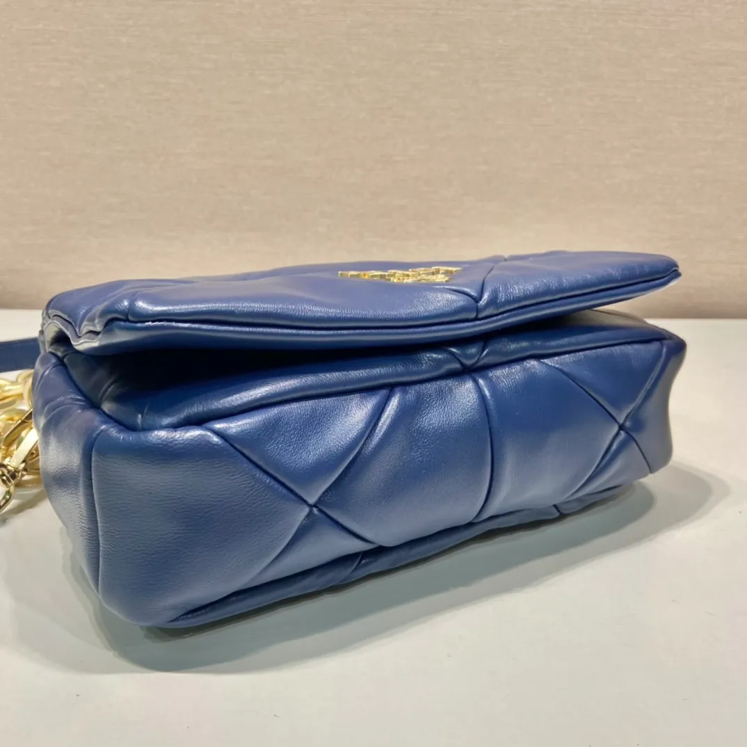 💰1800🎉New style🎉1BD328🎉🎉New color🎉🎉 This System soft lambskin shoulder bag is decorated with a triangular pattern created with gorgeous stitching, highlighting the brand's craftsmanship. The flip cover design, chain handle evokes the association of jewelry/and is detachable. The metal lettering logo on the front is outlined with the iconic triangular stitching, and the brand style is immediately visible. Can be carried by hand/shoulder strap/cross-body, highly functional👍 If you like babies, hurry up and get it🎉🎉 Length 24x Height 15x Bottom 7.5cm🎉🎉🎉👏👏👏