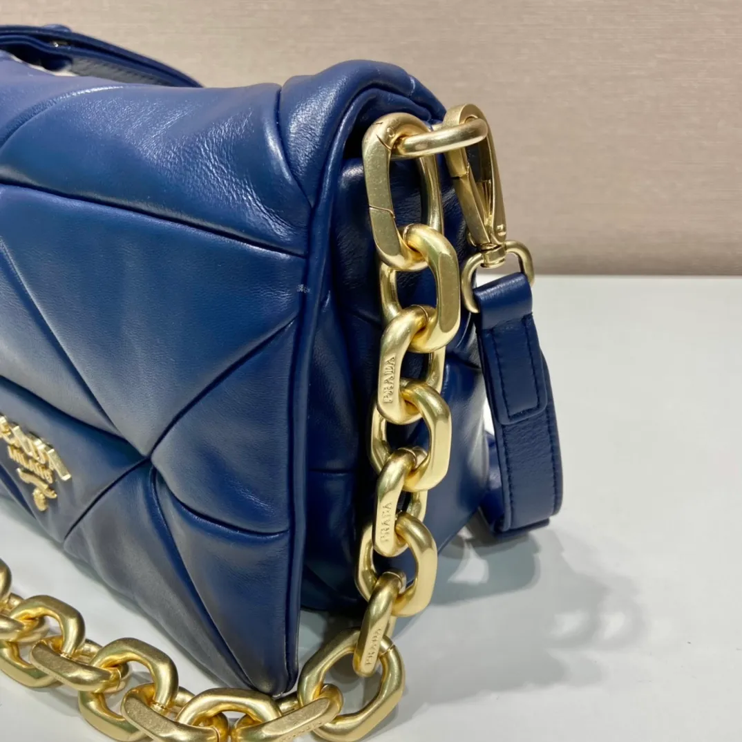 💰1800🎉New style🎉1BD328🎉🎉New color🎉🎉 This System soft lambskin shoulder bag is decorated with a triangular pattern created with gorgeous stitching, highlighting the brand's craftsmanship. The flip cover design, chain handle evokes the association of jewelry/and is detachable. The metal lettering logo on the front is outlined with the iconic triangular stitching, and the brand style is immediately visible. Can be carried by hand/shoulder strap/cross-body, highly functional👍 If you like babies, hurry up and get it🎉🎉 Length 24x Height 15x Bottom 7.5cm🎉🎉🎉👏👏👏