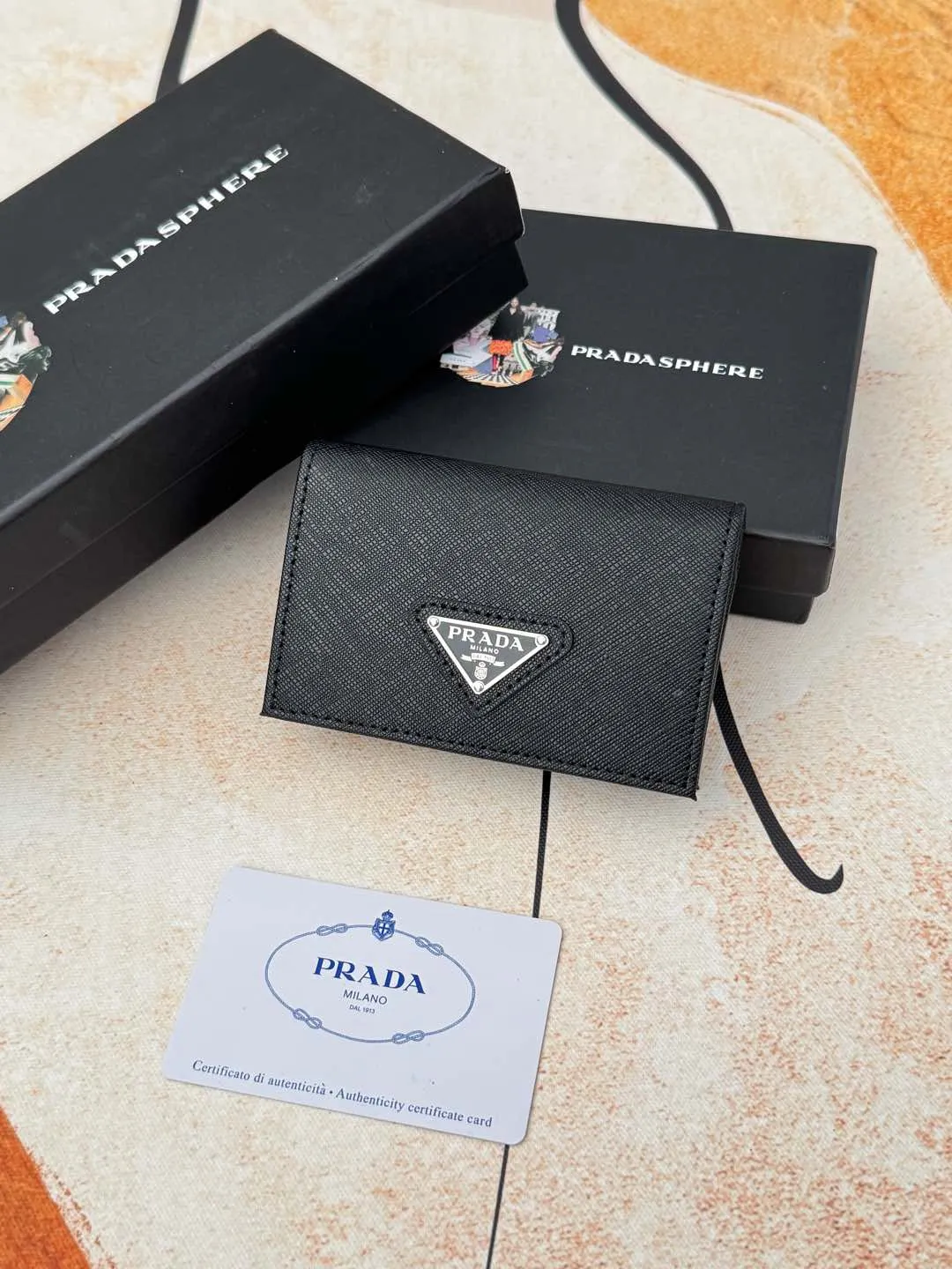 💰120💰PRADA’s popular men’s card holder counter new style, official website synchronization, genuine development, model 2MC122#. Color/picture, real shot 💋Cross-grain cowhide texture is excellent, threaded lining, hardware accessories! Exquisite wiring, even and neat lines, smooth oil edges, size: 11cm long, 6.5cm high