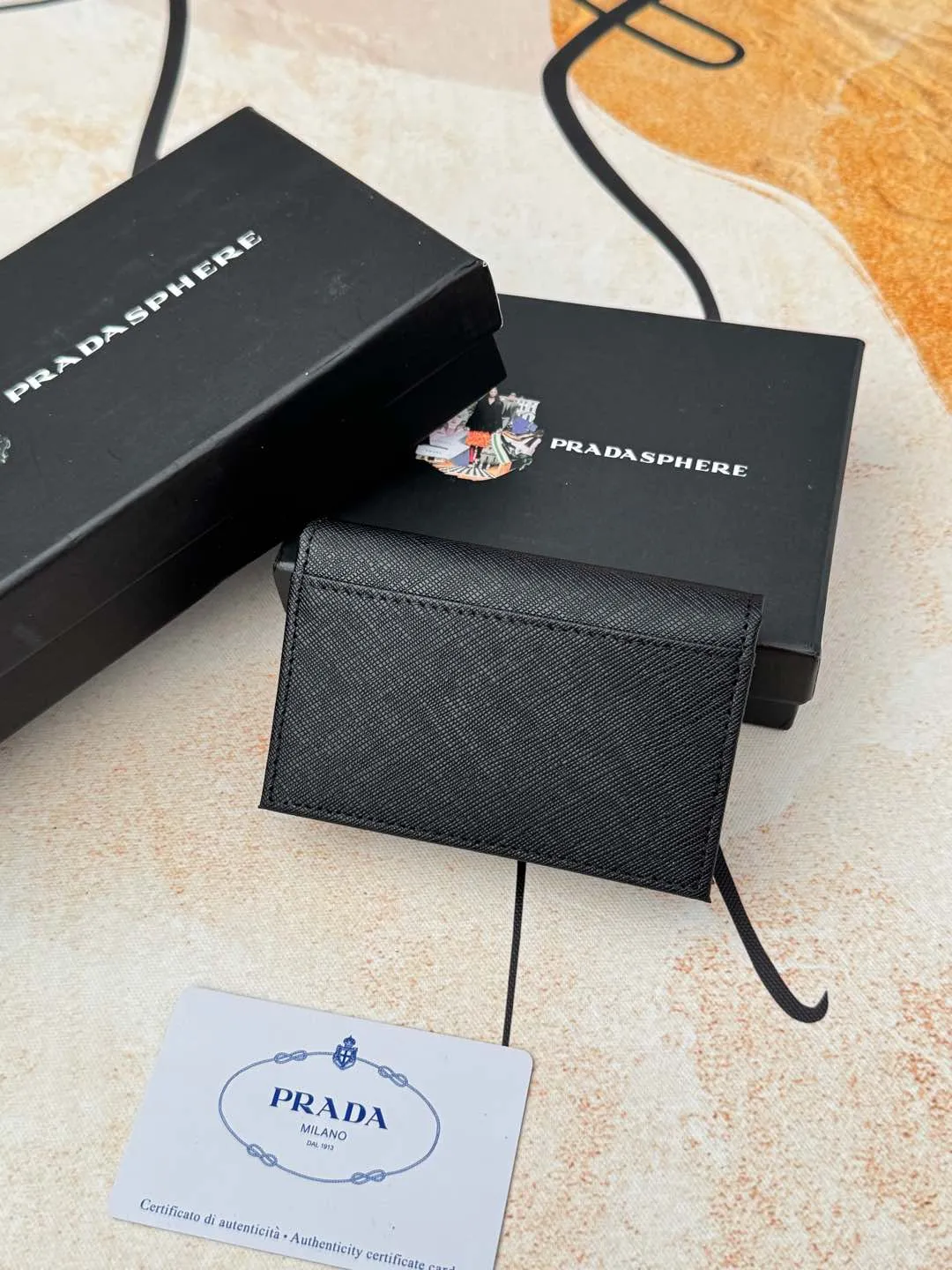 💰120💰PRADA’s popular men’s card holder counter new style, official website synchronization, genuine development, model 2MC122#. Color/picture, real shot 💋Cross-grain cowhide texture is excellent, threaded lining, hardware accessories! Exquisite wiring, even and neat lines, smooth oil edges, size: 11cm long, 6.5cm high