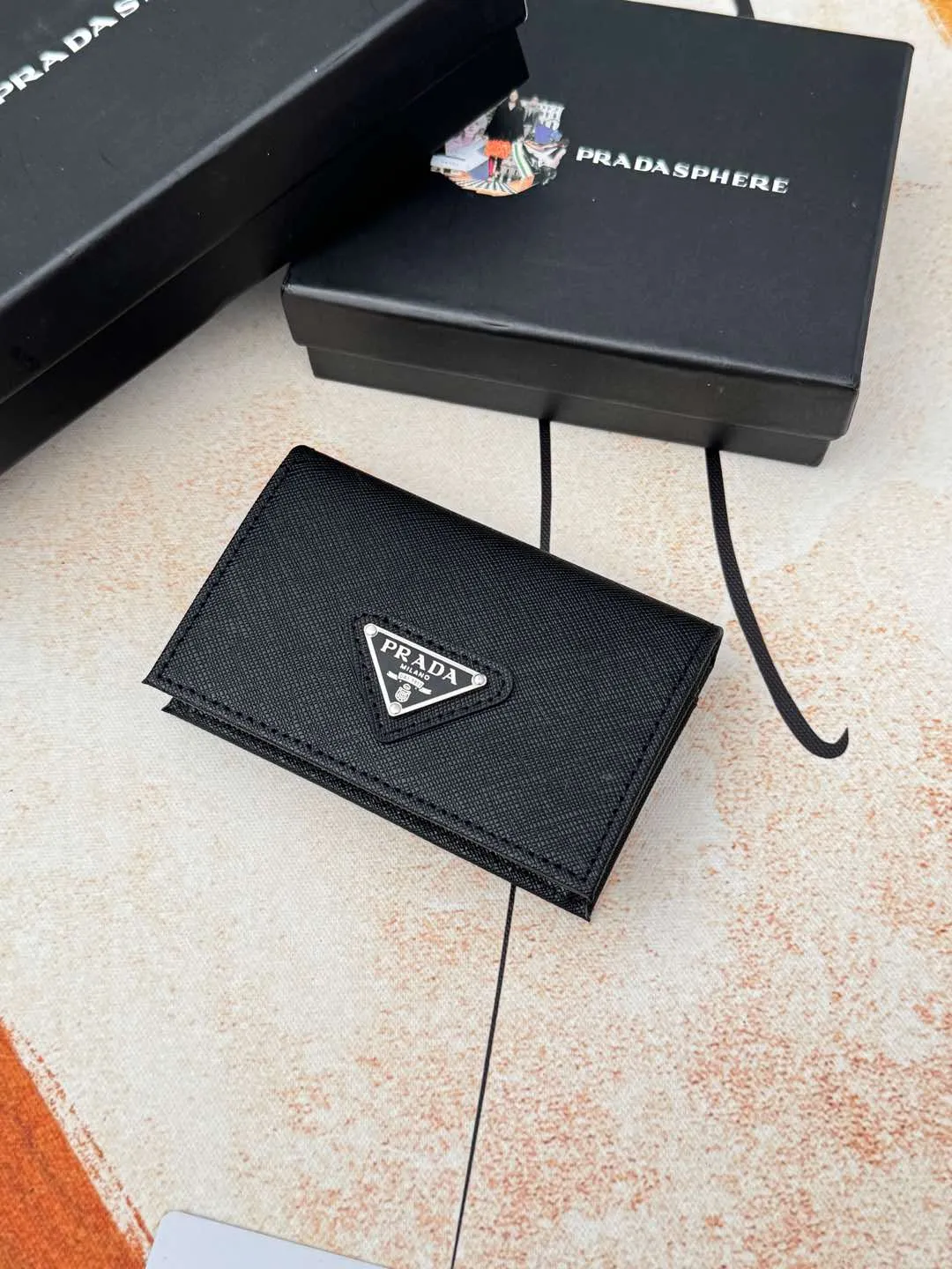 💰120💰PRADA’s popular men’s card holder counter new style, official website synchronization, genuine development, model 2MC122#. Color/picture, real shot 💋Cross-grain cowhide texture is excellent, threaded lining, hardware accessories! Exquisite wiring, even and neat lines, smooth oil edges, size: 11cm long, 6.5cm high