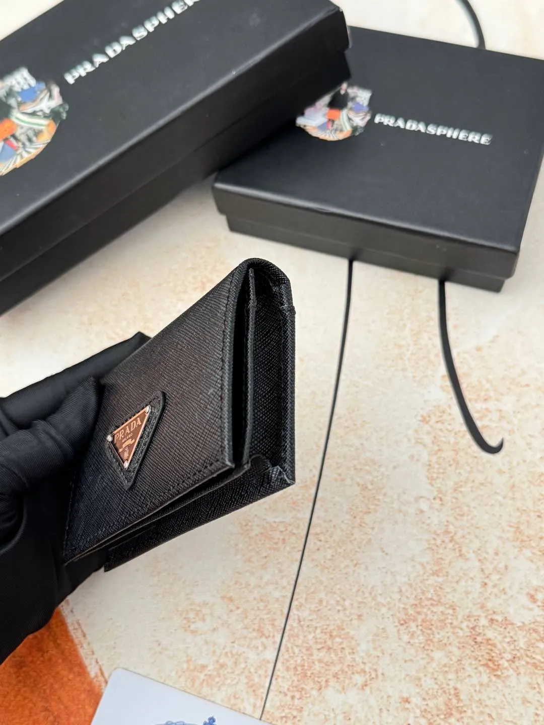 💰120💰PRADA’s popular men’s card holder counter new style, official website synchronization, genuine development, model 2MC122#. Color/picture, real shot 💋Cross-grain cowhide texture is excellent, threaded lining, hardware accessories! Exquisite wiring, even and neat lines, smooth oil edges, size: 11cm long, 6.5cm high