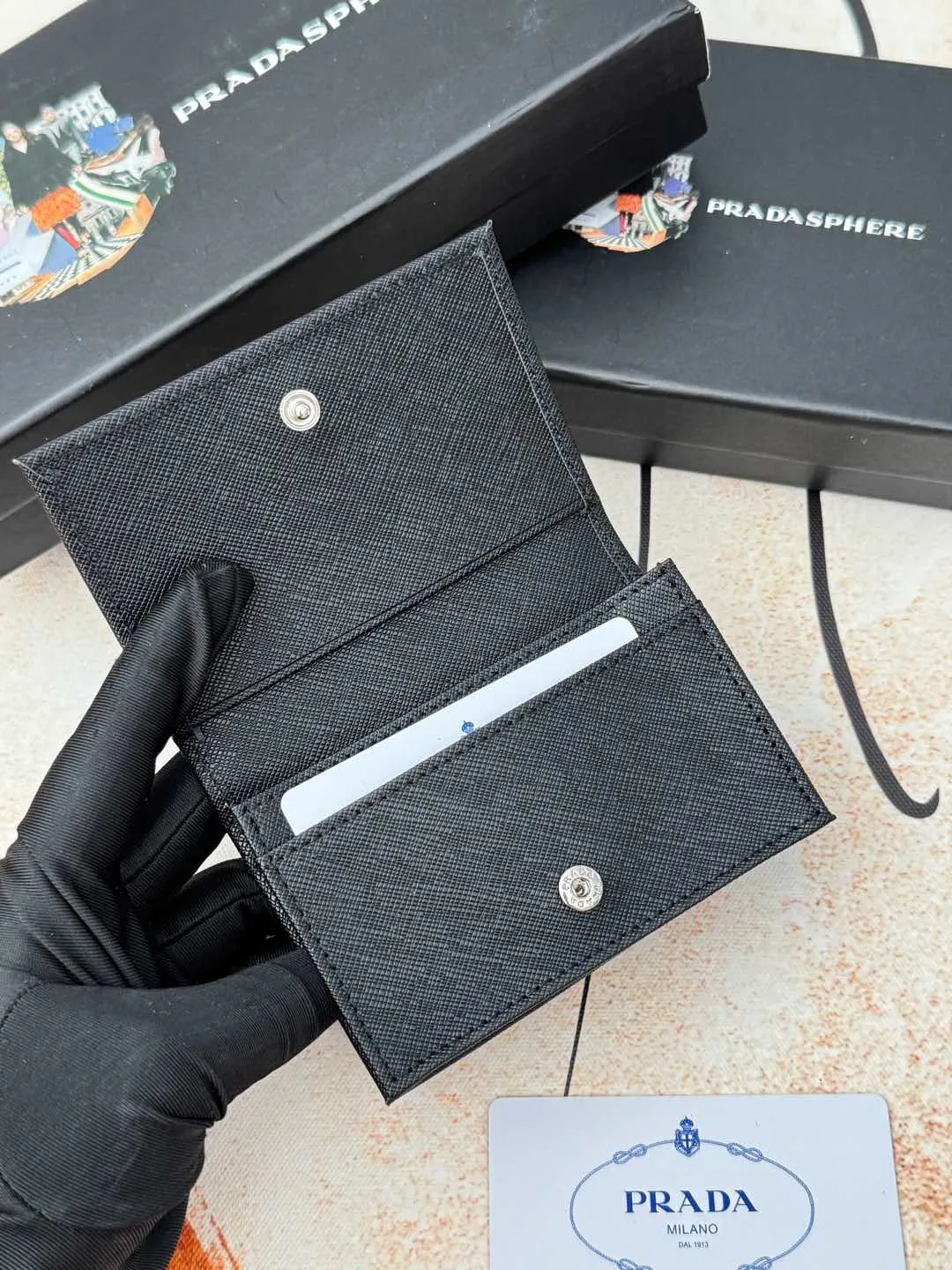 💰120💰PRADA’s popular men’s card holder counter new style, official website synchronization, genuine development, model 2MC122#. Color/picture, real shot 💋Cross-grain cowhide texture is excellent, threaded lining, hardware accessories! Exquisite wiring, even and neat lines, smooth oil edges, size: 11cm long, 6.5cm high