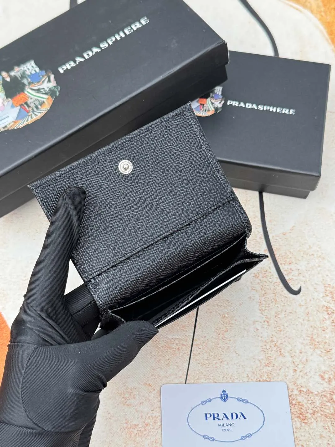 💰120💰PRADA’s popular men’s card holder counter new style, official website synchronization, genuine development, model 2MC122#. Color/picture, real shot 💋Cross-grain cowhide texture is excellent, threaded lining, hardware accessories! Exquisite wiring, even and neat lines, smooth oil edges, size: 11cm long, 6.5cm high