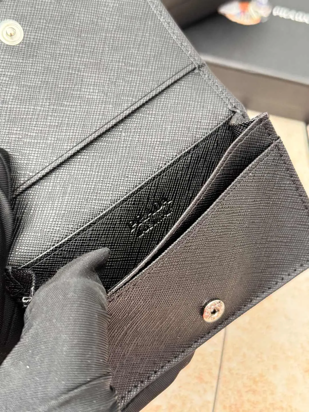 💰120💰PRADA’s popular men’s card holder counter new style, official website synchronization, genuine development, model 2MC122#. Color/picture, real shot 💋Cross-grain cowhide texture is excellent, threaded lining, hardware accessories! Exquisite wiring, even and neat lines, smooth oil edges, size: 11cm long, 6.5cm high