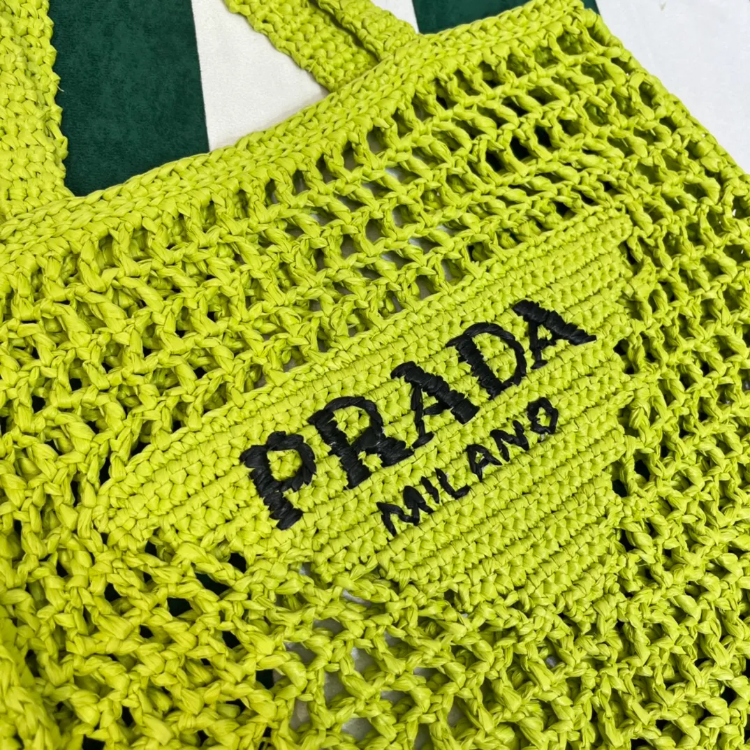 💰1160 Raffia Upgraded Version/Fruit Green🥑 𝗣𝗿'𝗮𝗱𝗮Raffia Fiber Tote Bag Made of high-quality imported raffia🌿 Purely handmade! Every craftsman makes it with care and crochets it stitch by stitch! How can summer outings, picnics, and photo shoots be complete without a beautiful, lightweight and chic straw bag? 393 Size: 36×4×38cm