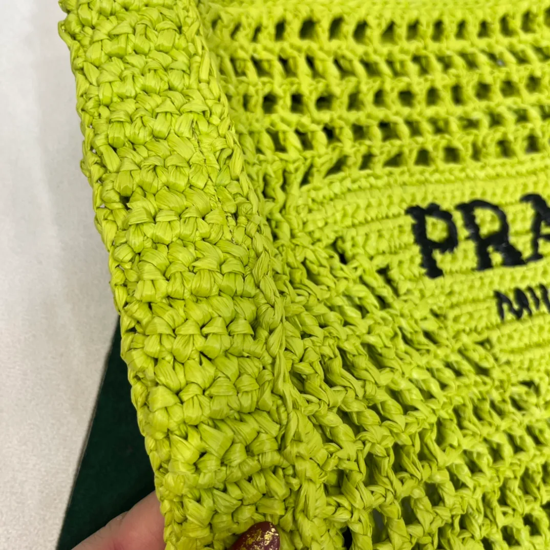 💰1160 Raffia Upgraded Version/Fruit Green🥑 𝗣𝗿'𝗮𝗱𝗮Raffia Fiber Tote Bag Made of high-quality imported raffia🌿 Purely handmade! Every craftsman makes it with care and crochets it stitch by stitch! How can summer outings, picnics, and photo shoots be complete without a beautiful, lightweight and chic straw bag? 393 Size: 36×4×38cm