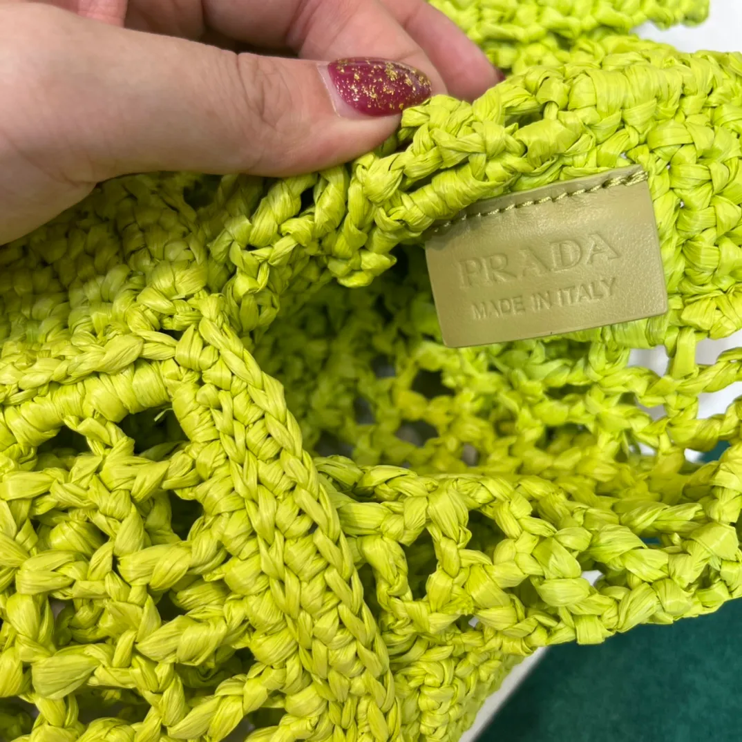 💰1160 Raffia Upgraded Version/Fruit Green🥑 𝗣𝗿'𝗮𝗱𝗮Raffia Fiber Tote Bag Made of high-quality imported raffia🌿 Purely handmade! Every craftsman makes it with care and crochets it stitch by stitch! How can summer outings, picnics, and photo shoots be complete without a beautiful, lightweight and chic straw bag? 393 Size: 36×4×38cm