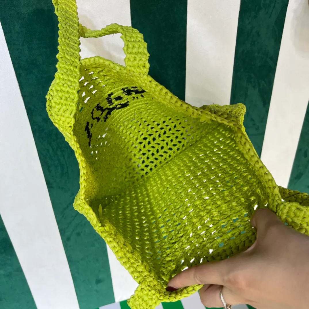 💰1160 Raffia Upgraded Version/Fruit Green🥑 𝗣𝗿'𝗮𝗱𝗮Raffia Fiber Tote Bag Made of high-quality imported raffia🌿 Purely handmade! Every craftsman makes it with care and crochets it stitch by stitch! How can summer outings, picnics, and photo shoots be complete without a beautiful, lightweight and chic straw bag? 393 Size: 36×4×38cm