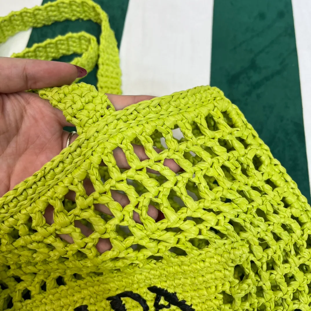 💰1160 Raffia Upgraded Version/Fruit Green🥑 𝗣𝗿'𝗮𝗱𝗮Raffia Fiber Tote Bag Made of high-quality imported raffia🌿 Purely handmade! Every craftsman makes it with care and crochets it stitch by stitch! How can summer outings, picnics, and photo shoots be complete without a beautiful, lightweight and chic straw bag? 393 Size: 36×4×38cm