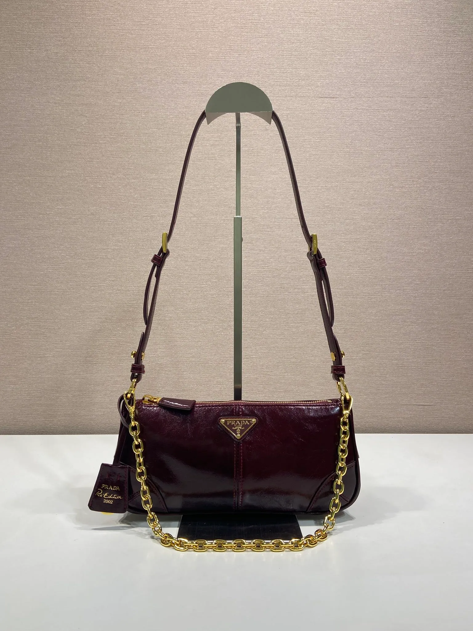 💰1140🎉New Underarm Bag🎉1BC221🎉🎉 This underarm bag is a replica of the 2002 classic style. The exquisite and minimalist accessory is made of leather with a refined glossy surface and is paired with an elegant detachable chain handle. It is suitable for different occasions from day to night. Embellished with eye-catching metal hardware, it features a leather keychain and an enameled metal triangle logo. Lightweight and practical, get it now🎉🎉Length 26xHeight 11.5xBottom 6cm🎉🎉🎉👏👏👏