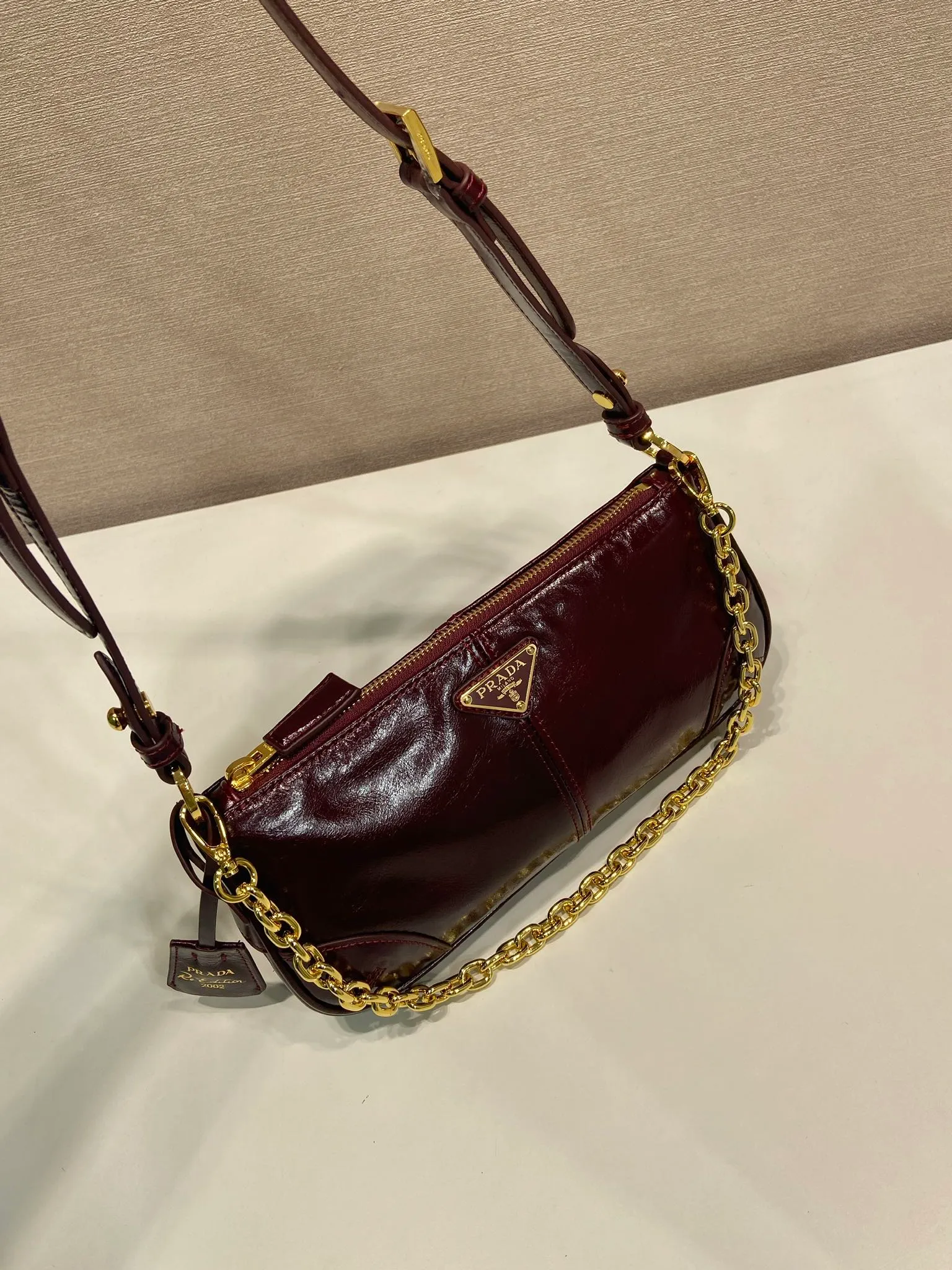 💰1140🎉New Underarm Bag🎉1BC221🎉🎉 This underarm bag is a replica of the 2002 classic style. The exquisite and minimalist accessory is made of leather with a refined glossy surface and is paired with an elegant detachable chain handle. It is suitable for different occasions from day to night. Embellished with eye-catching metal hardware, it features a leather keychain and an enameled metal triangle logo. Lightweight and practical, get it now🎉🎉Length 26xHeight 11.5xBottom 6cm🎉🎉🎉👏👏👏