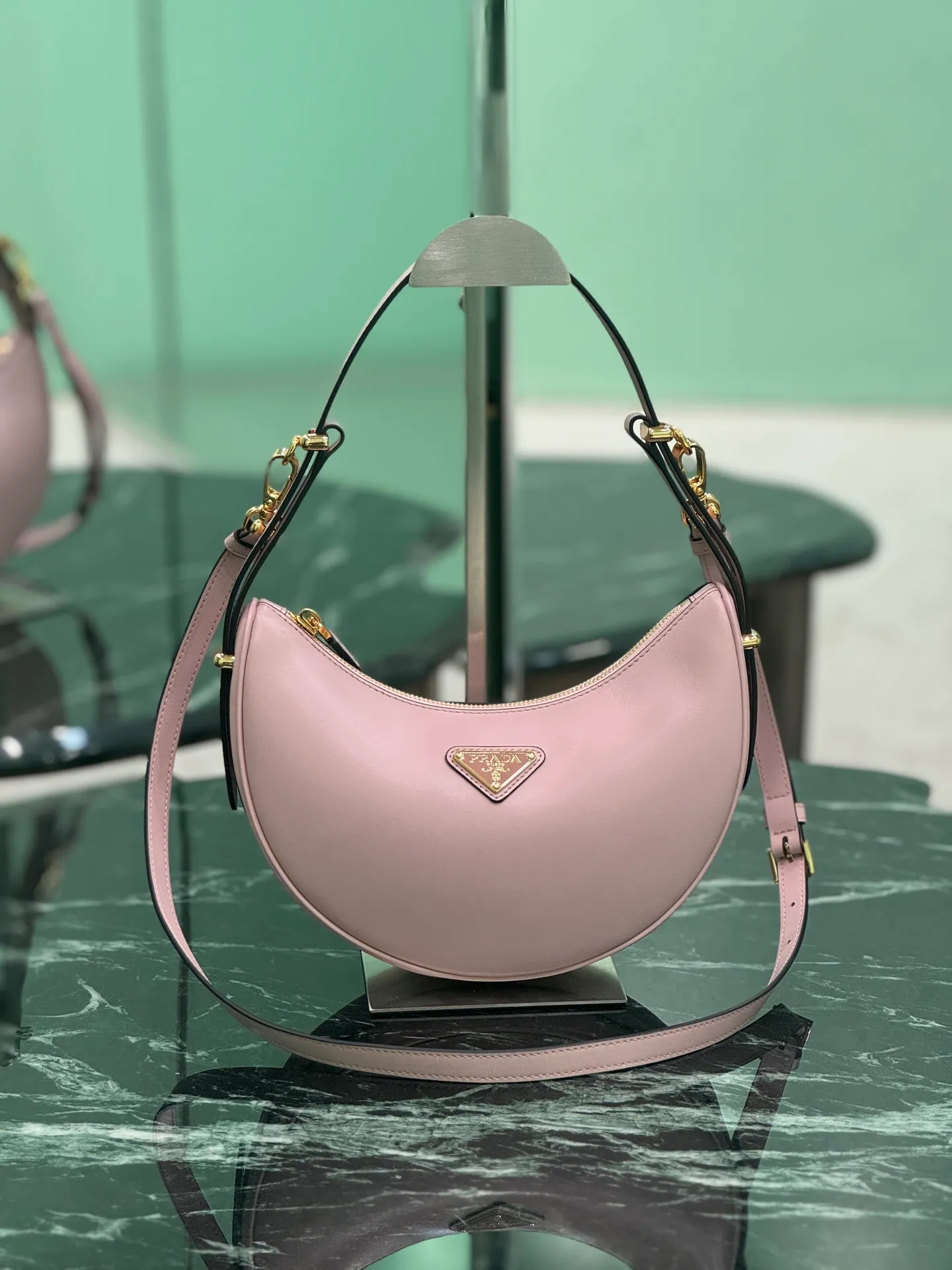 💰1700, Moon handbag [new version] This simple Moon handbag uses cowhide to bring out the modern and versatile charm. The curved body design is equipped with 2 long/short adjustable shoulder straps, making it easy to change the shape at will. The interior is equipped with imported lambskin, and the metal accessories add to the bright style. Size: length 22.5x height 18.5x bottom 6.5cm Style number: 1BC194