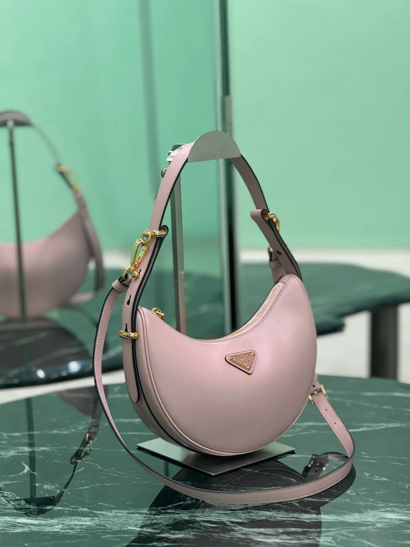 💰1700, Moon handbag [new version] This simple Moon handbag uses cowhide to bring out the modern and versatile charm. The curved body design is equipped with 2 long/short adjustable shoulder straps, making it easy to change the shape at will. The interior is equipped with imported lambskin, and the metal accessories add to the bright style. Size: length 22.5x height 18.5x bottom 6.5cm Style number: 1BC194