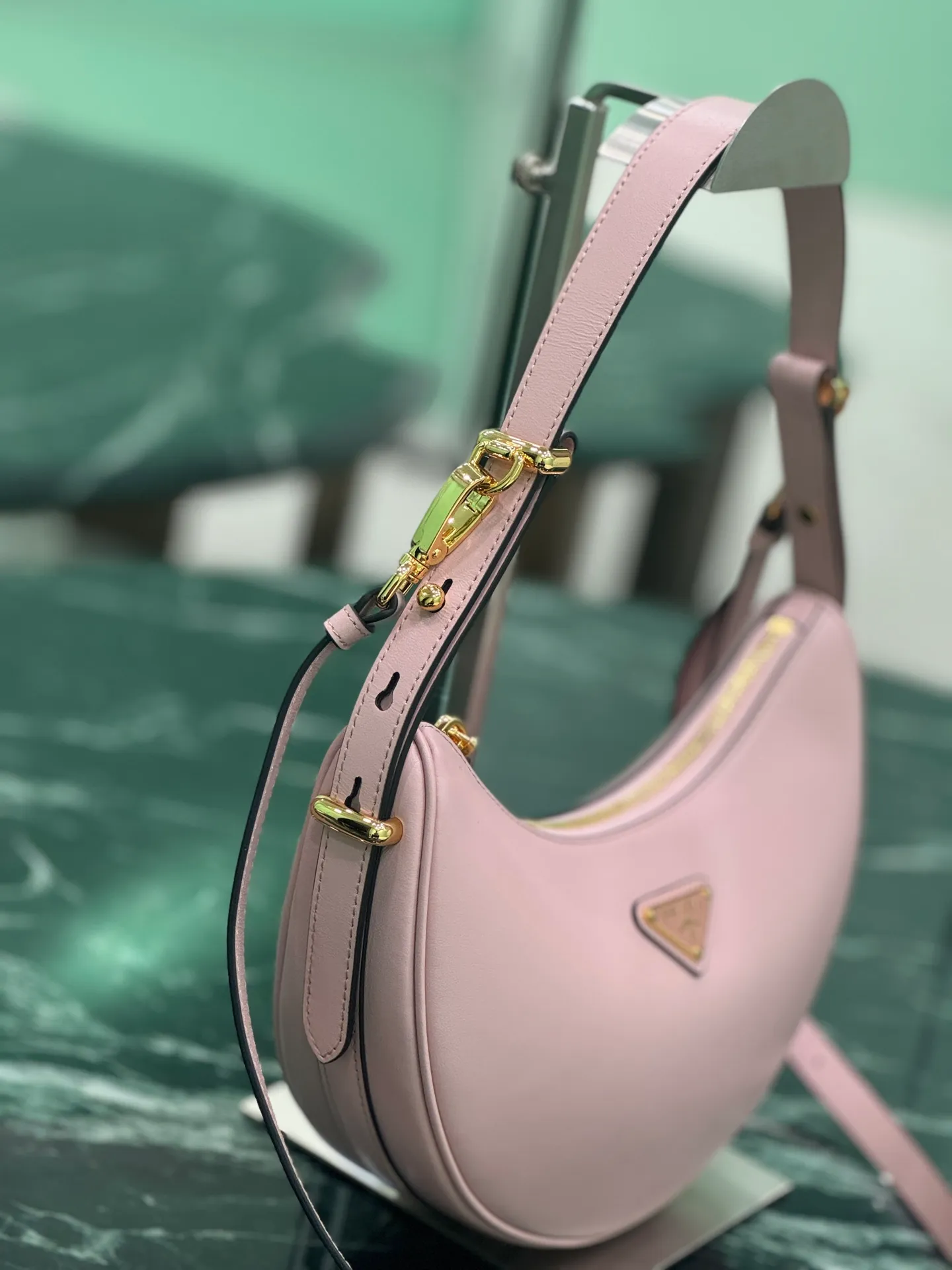 💰1700, Moon handbag [new version] This simple Moon handbag uses cowhide to bring out the modern and versatile charm. The curved body design is equipped with 2 long/short adjustable shoulder straps, making it easy to change the shape at will. The interior is equipped with imported lambskin, and the metal accessories add to the bright style. Size: length 22.5x height 18.5x bottom 6.5cm Style number: 1BC194