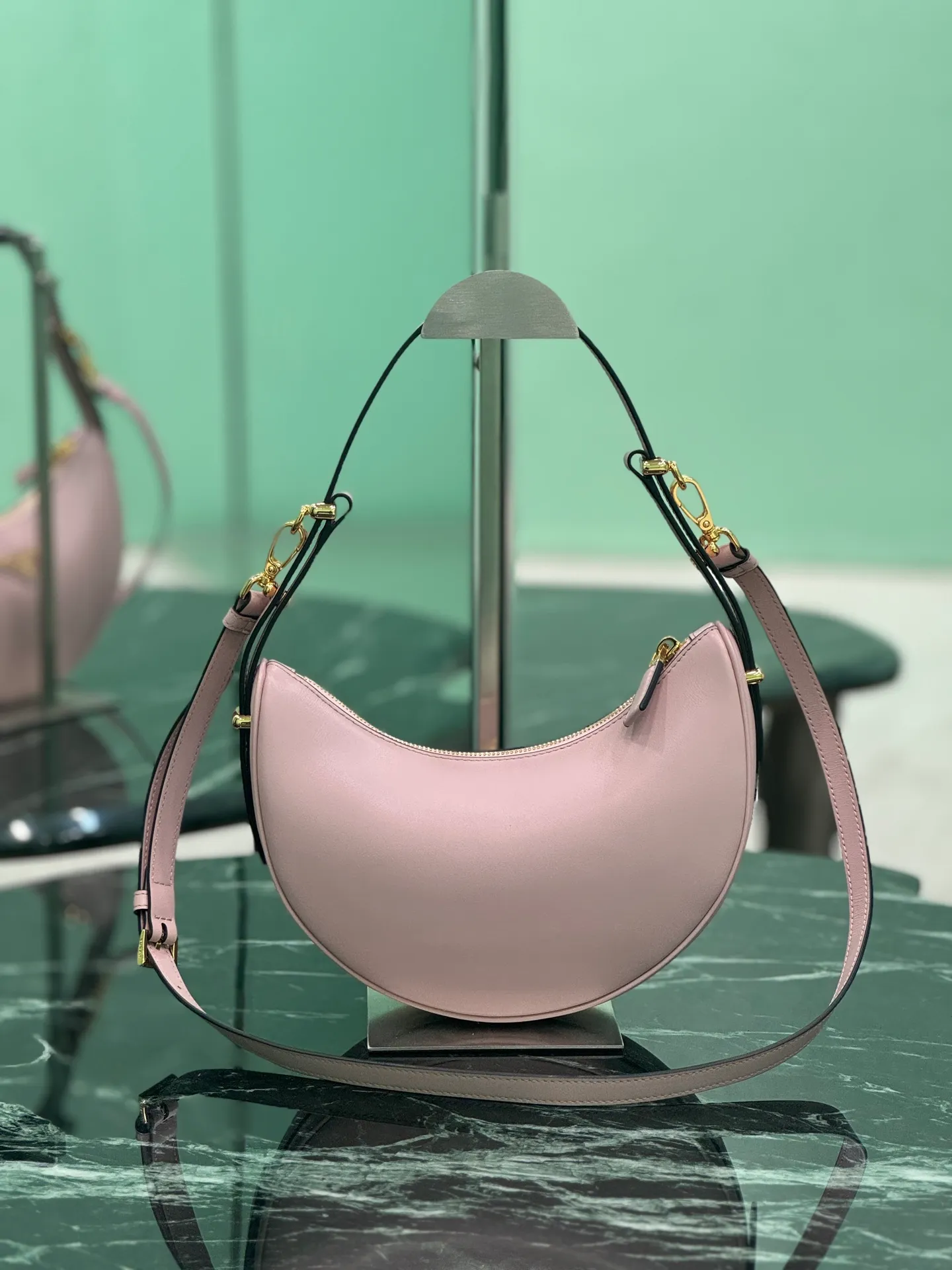 💰1700, Moon handbag [new version] This simple Moon handbag uses cowhide to bring out the modern and versatile charm. The curved body design is equipped with 2 long/short adjustable shoulder straps, making it easy to change the shape at will. The interior is equipped with imported lambskin, and the metal accessories add to the bright style. Size: length 22.5x height 18.5x bottom 6.5cm Style number: 1BC194