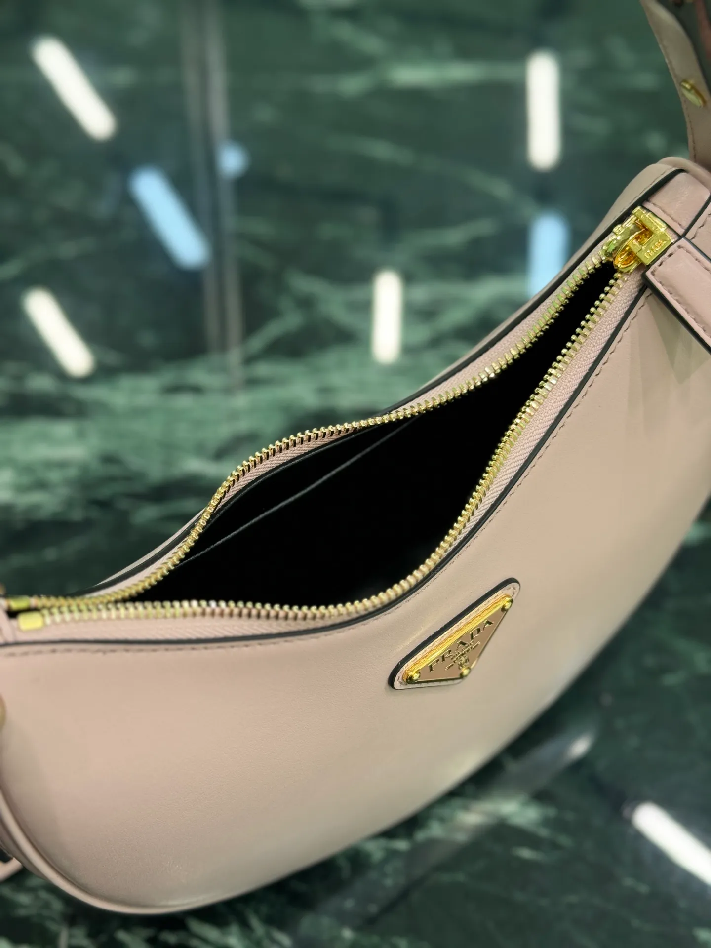 💰1700, Moon handbag [new version] This simple Moon handbag uses cowhide to bring out the modern and versatile charm. The curved body design is equipped with 2 long/short adjustable shoulder straps, making it easy to change the shape at will. The interior is equipped with imported lambskin, and the metal accessories add to the bright style. Size: length 22.5x height 18.5x bottom 6.5cm Style number: 1BC194