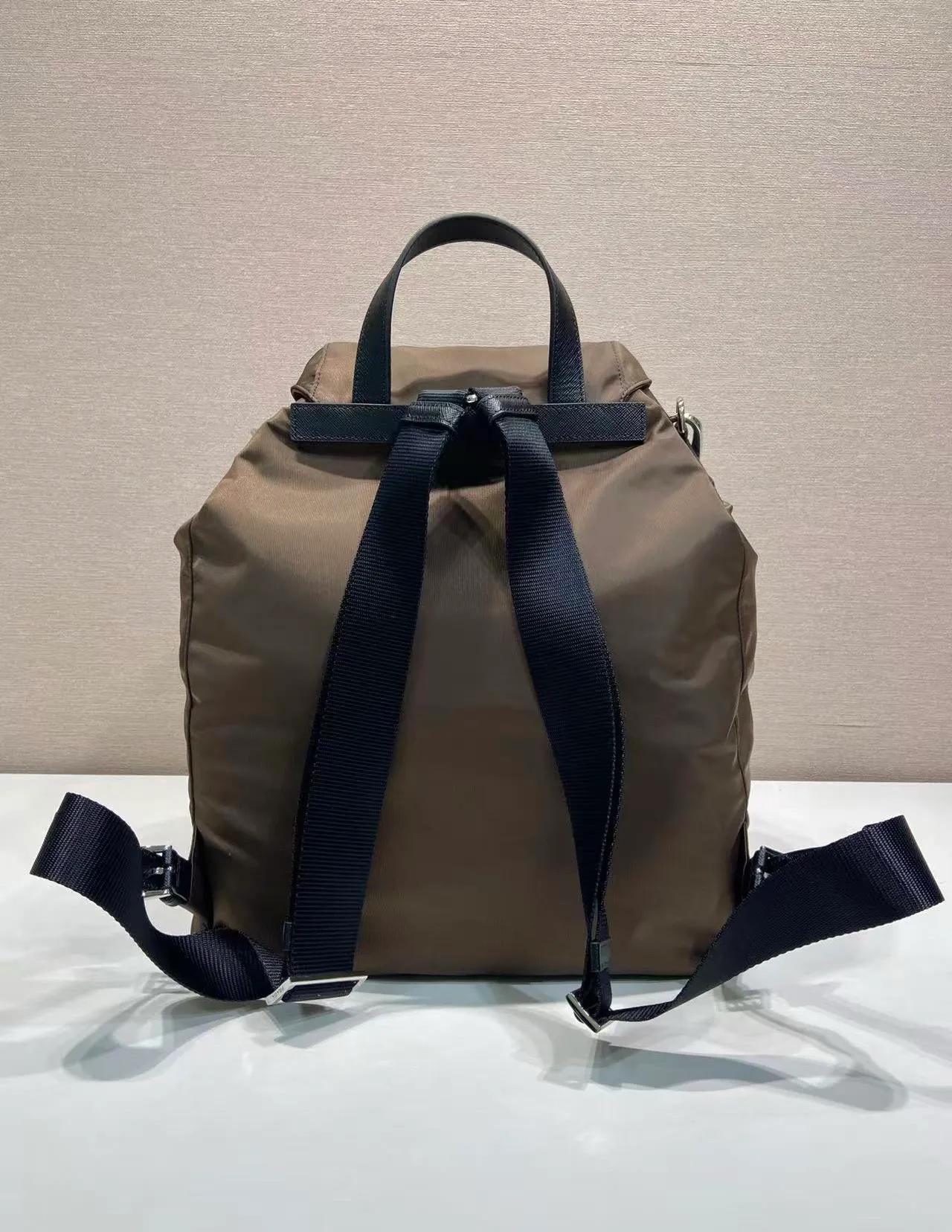💰1360🎉New Backpack🎉2VZ110A Ocher Brown🎉🎉 This Re-Nylon backpack is designed with classic nylon fabric, top-grade hardware, and integrated with innovative and practical elements, presenting a refined and timeless style. Equipped with a detachable shoulder strap, it can be used interchangeably on different occasions. The upper body effect is very fashionable and elegant, and it is a popular style that will never go out of style🎉Hurry up and get it🎉🎉 Length 34x Height 39x Bottom 15cm🎉🎉🎉🎉👏👏👏